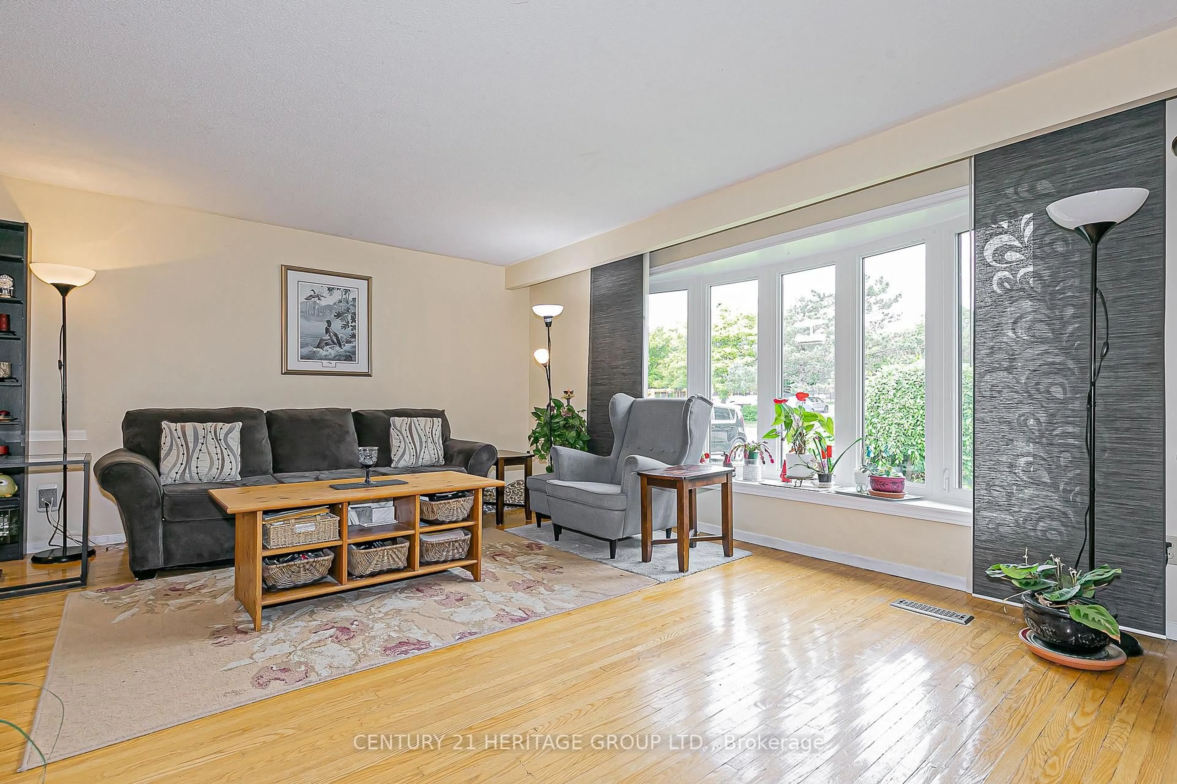 Living room with furniture, wood/laminate floor for 67 Devins Dr, Aurora Ontario L4G 2Z5