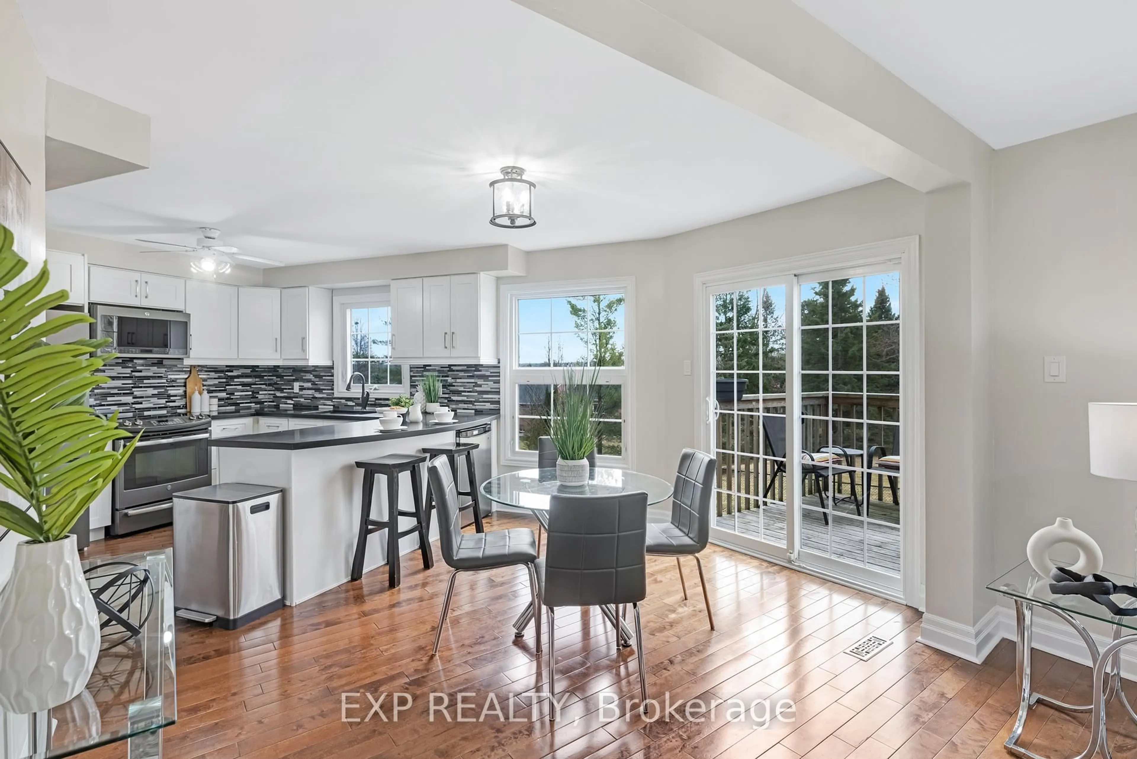 Open concept kitchen, ceramic/tile floor for 6 Adams Crt #6, Uxbridge Ontario L9P 1G2