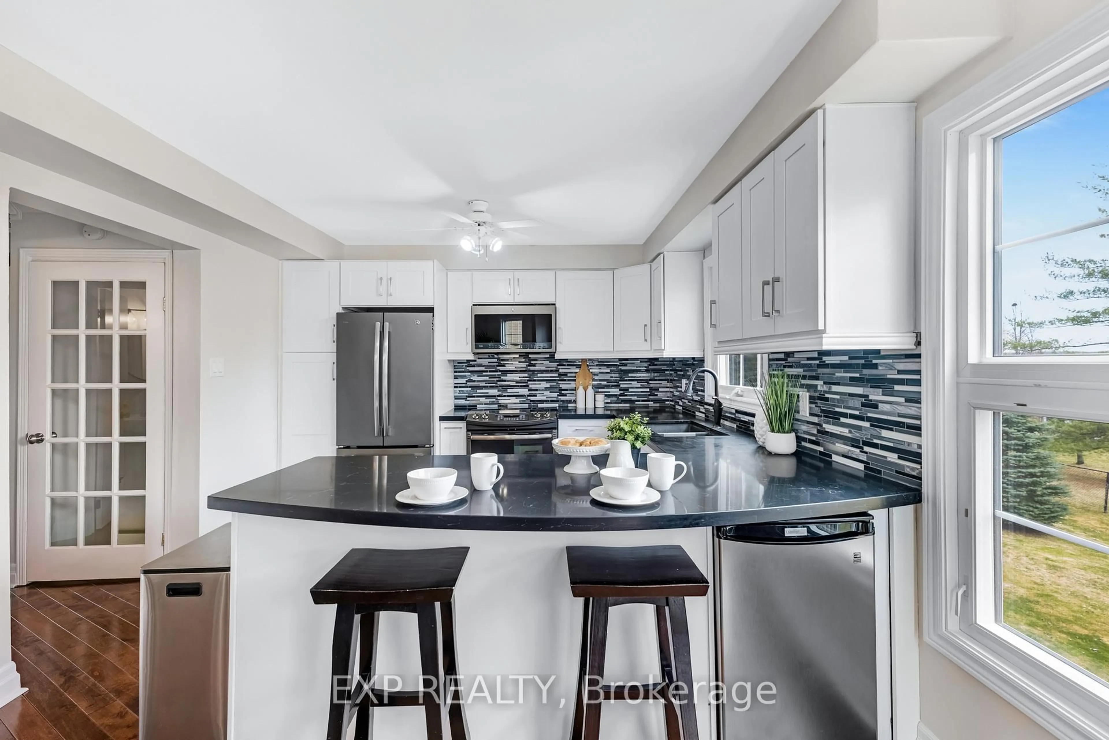 Contemporary kitchen, ceramic/tile floor for 6 Adams Crt #6, Uxbridge Ontario L9P 1G2