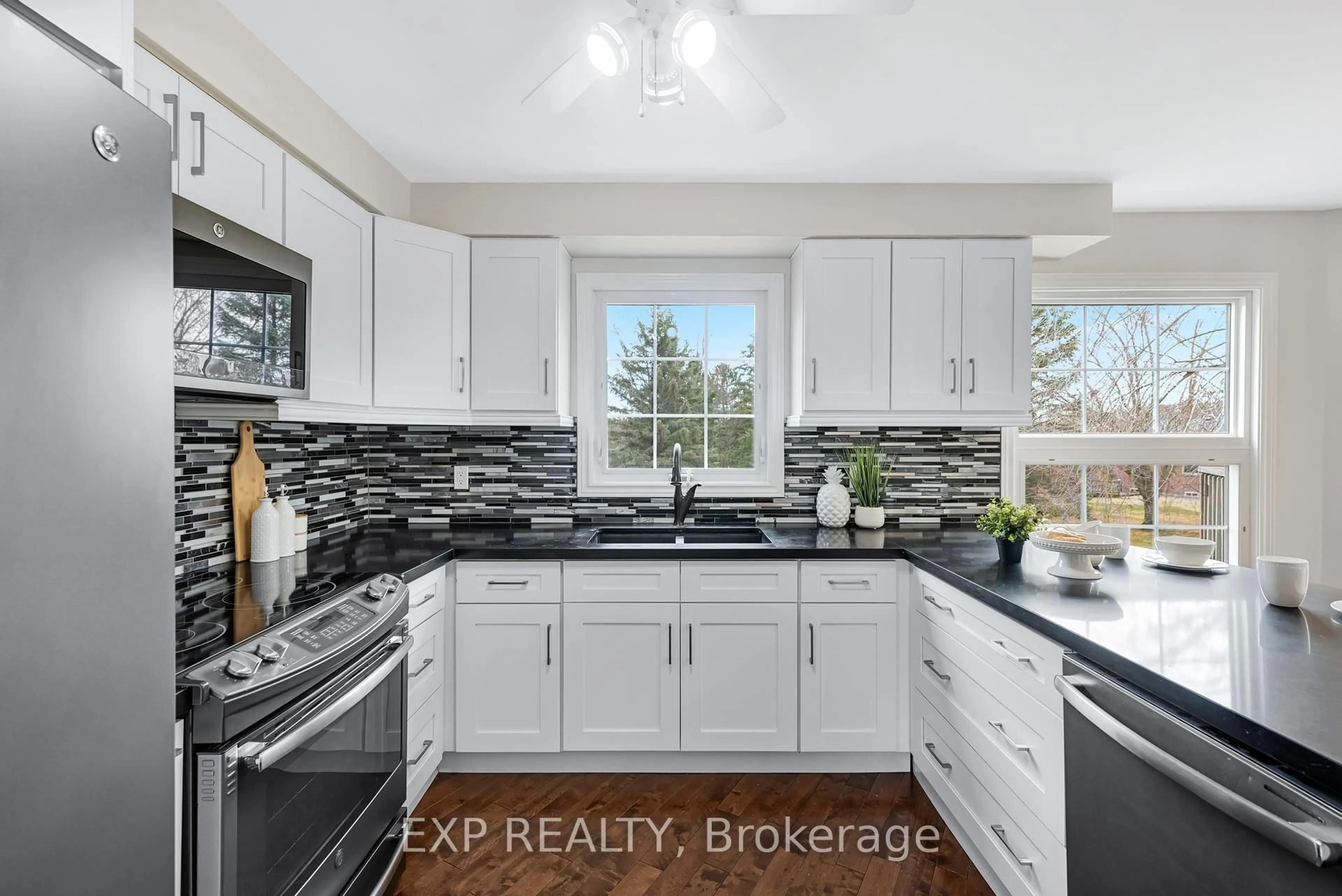 Open concept kitchen, ceramic/tile floor for 6 Adams Crt #6, Uxbridge Ontario L9P 1G2