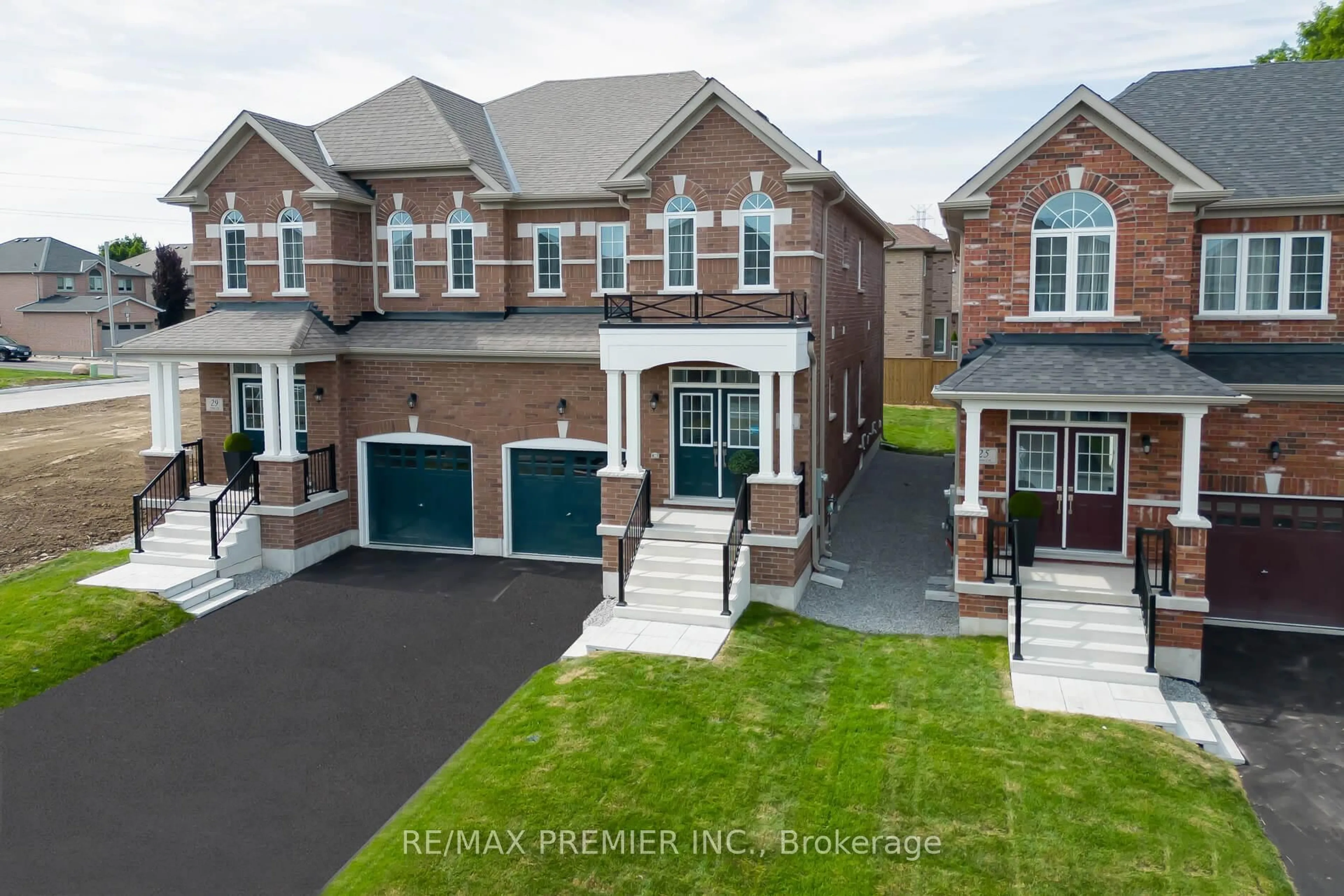 A pic from outside/outdoor area/front of a property/back of a property/a pic from drone, street for 27 Virro Crt, Vaughan Ontario L4H 5G5
