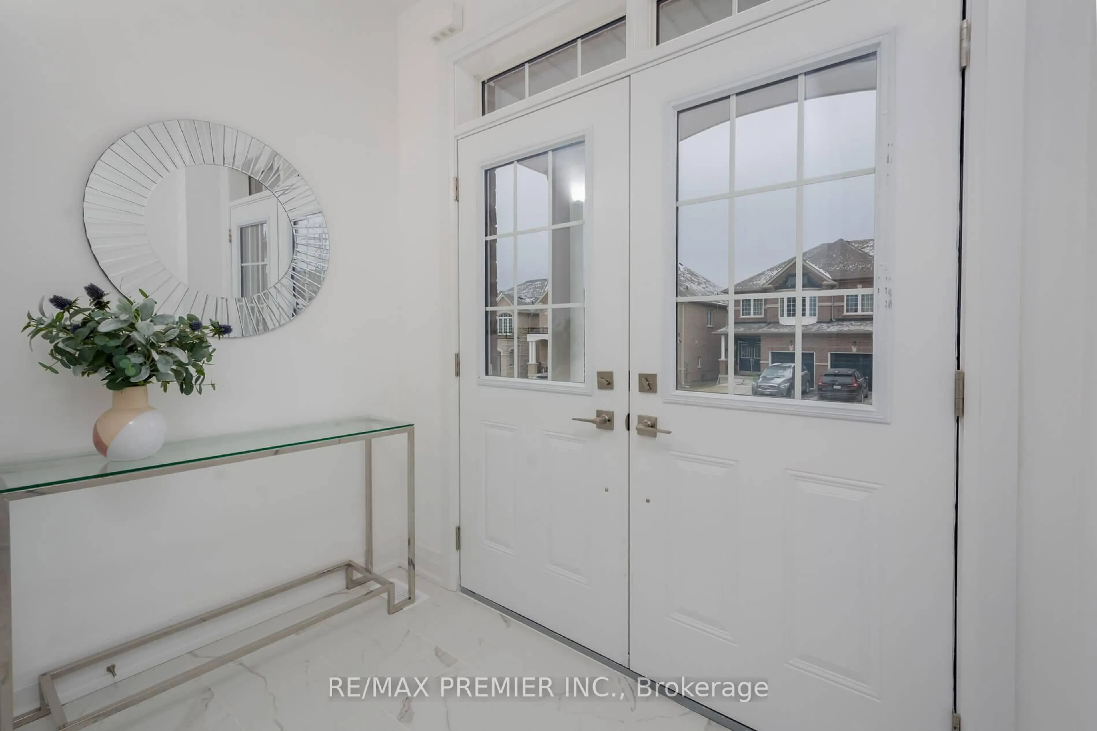 Indoor entryway for 27 Virro Crt, Vaughan Ontario L4H 5G5