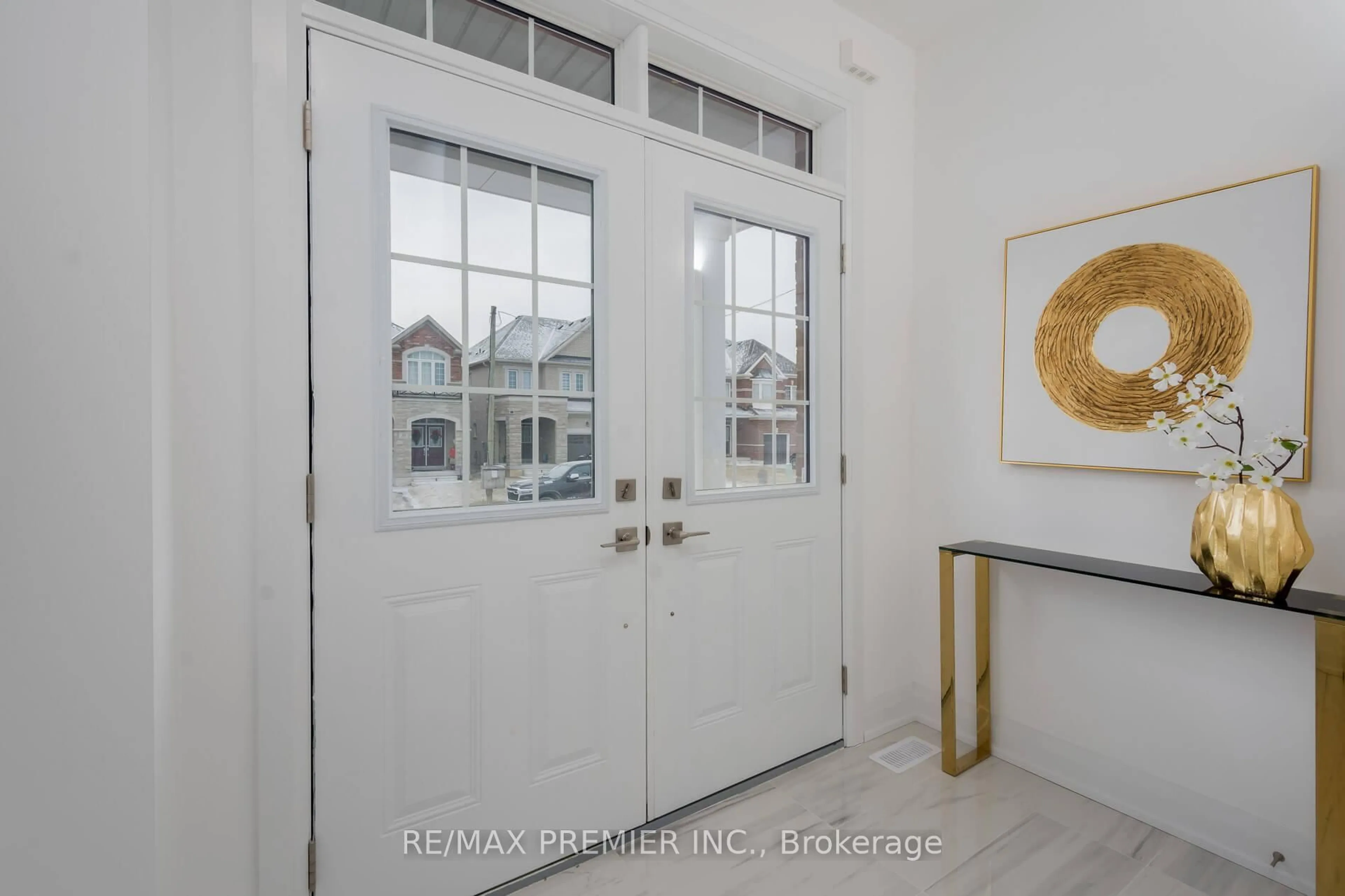 Indoor entryway for 29 Virro Crt, Vaughan Ontario L4H 5G5