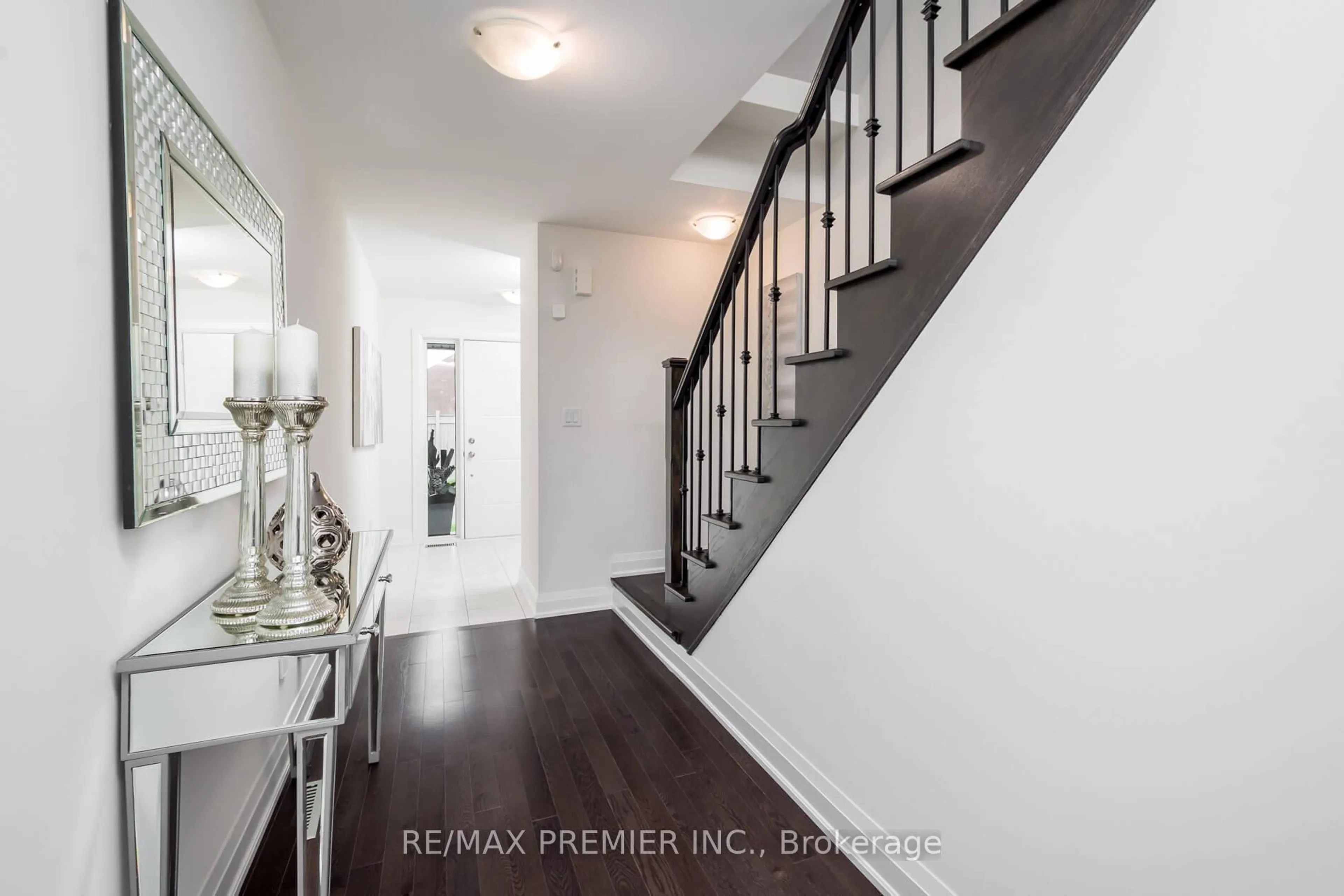 Indoor entryway for 89 Gridiron Gate, Vaughan Ontario L4H 4W8