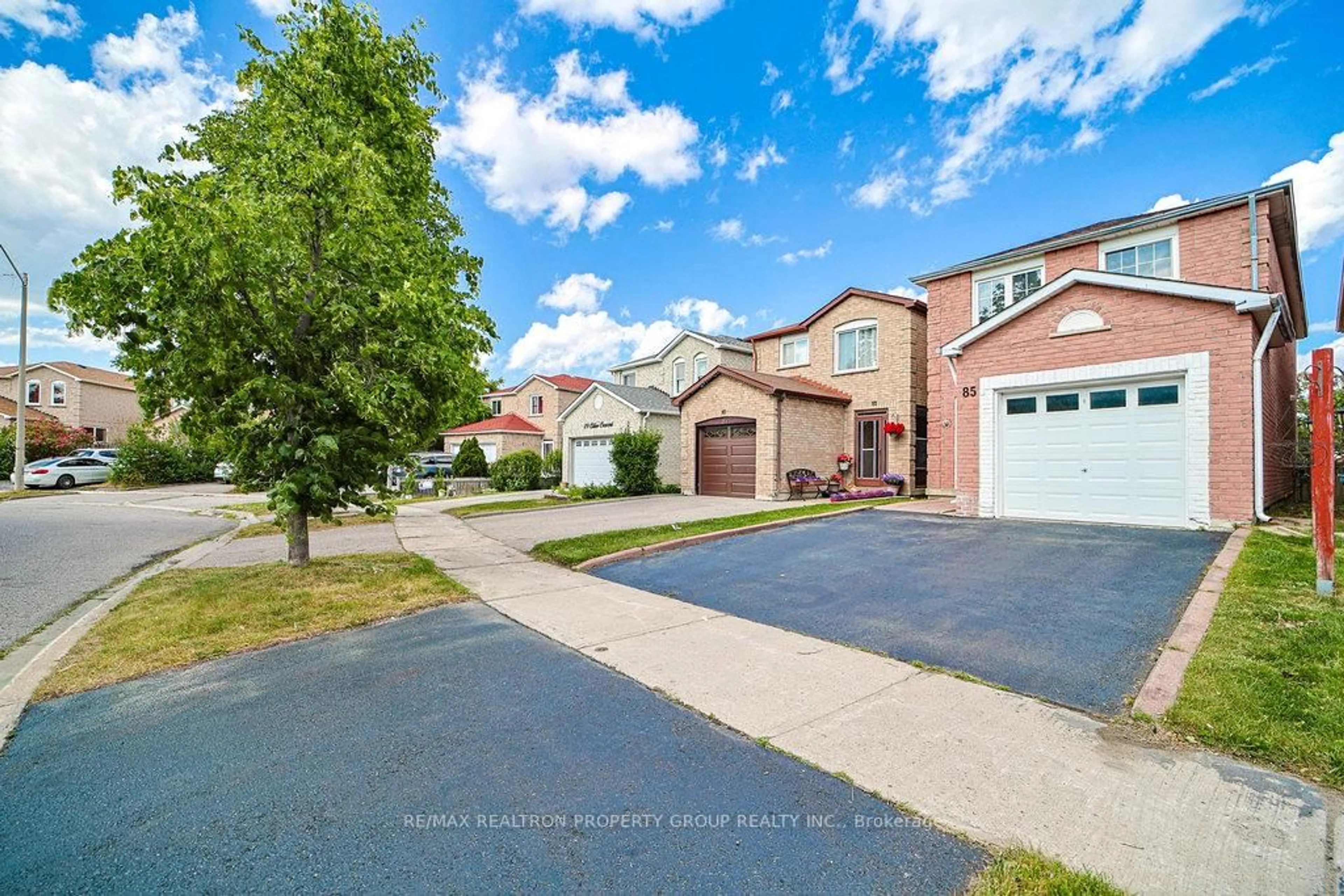 A pic from outside/outdoor area/front of a property/back of a property/a pic from drone, street for 85 Chloe Cres, Markham Ontario L3S 2H9