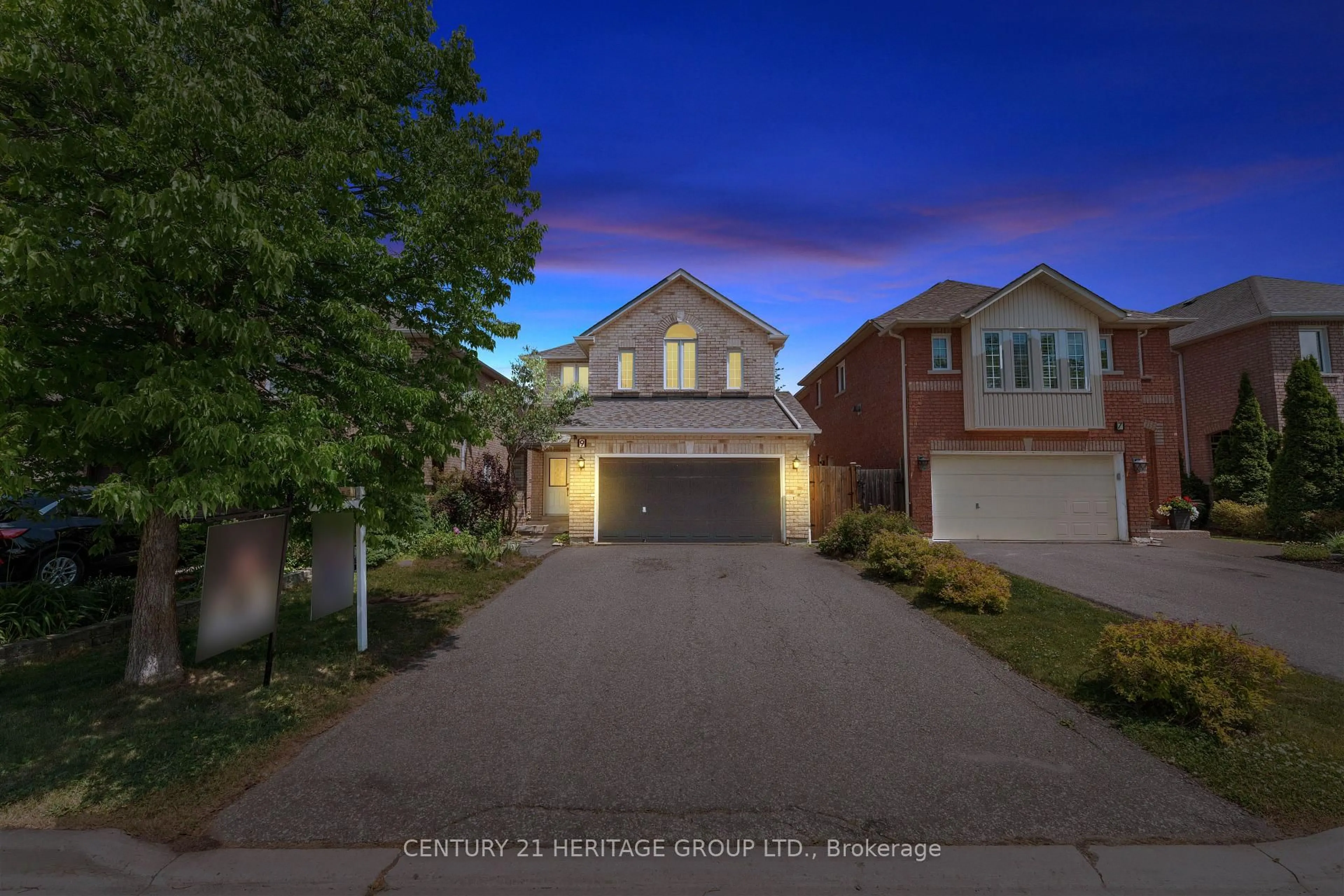 A pic from outside/outdoor area/front of a property/back of a property/a pic from drone, street for 9 Headwater Cres, Richmond Hill Ontario L4E 4G1