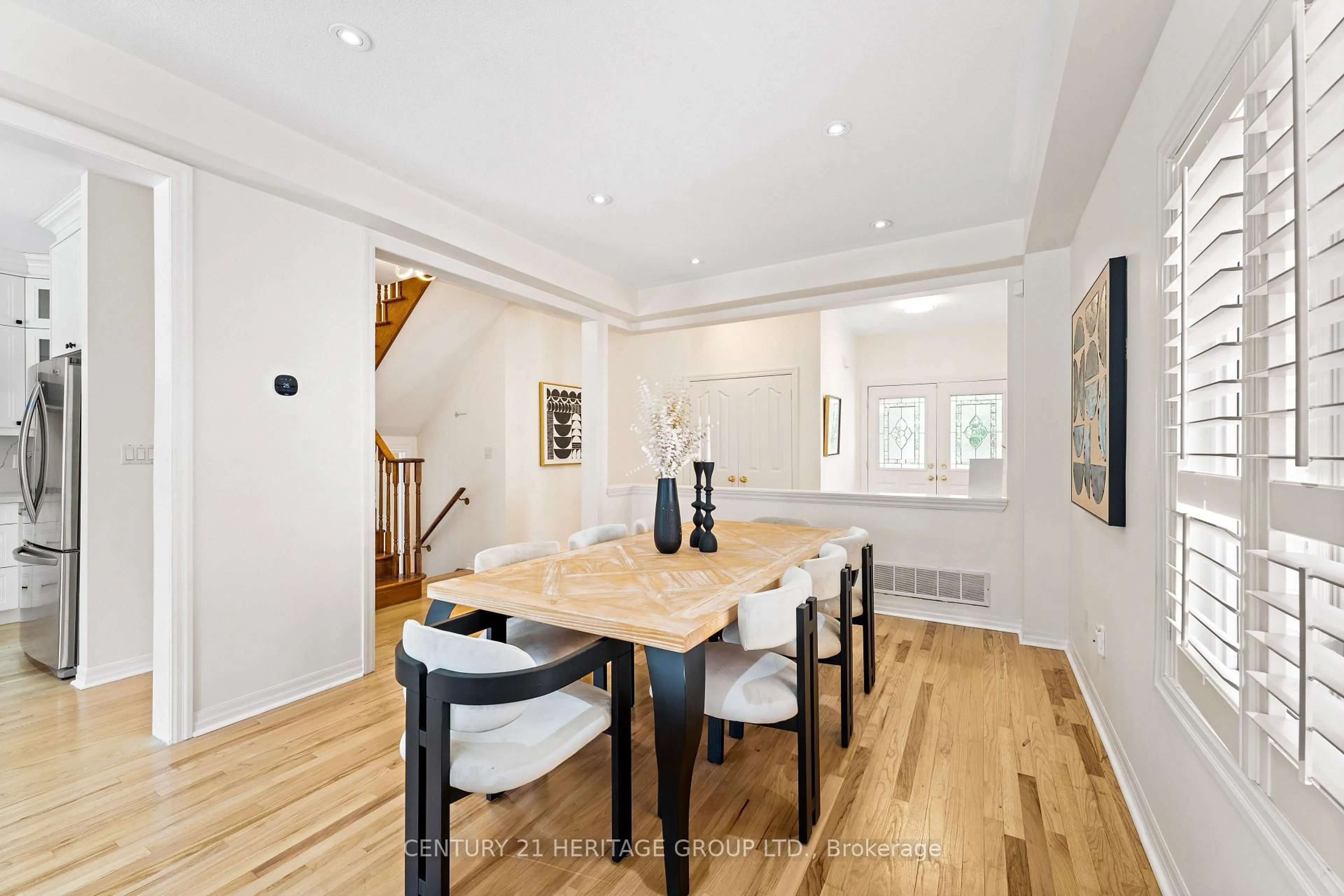 Dining room, wood/laminate floor for 9 Headwater Cres, Richmond Hill Ontario L4E 4G1