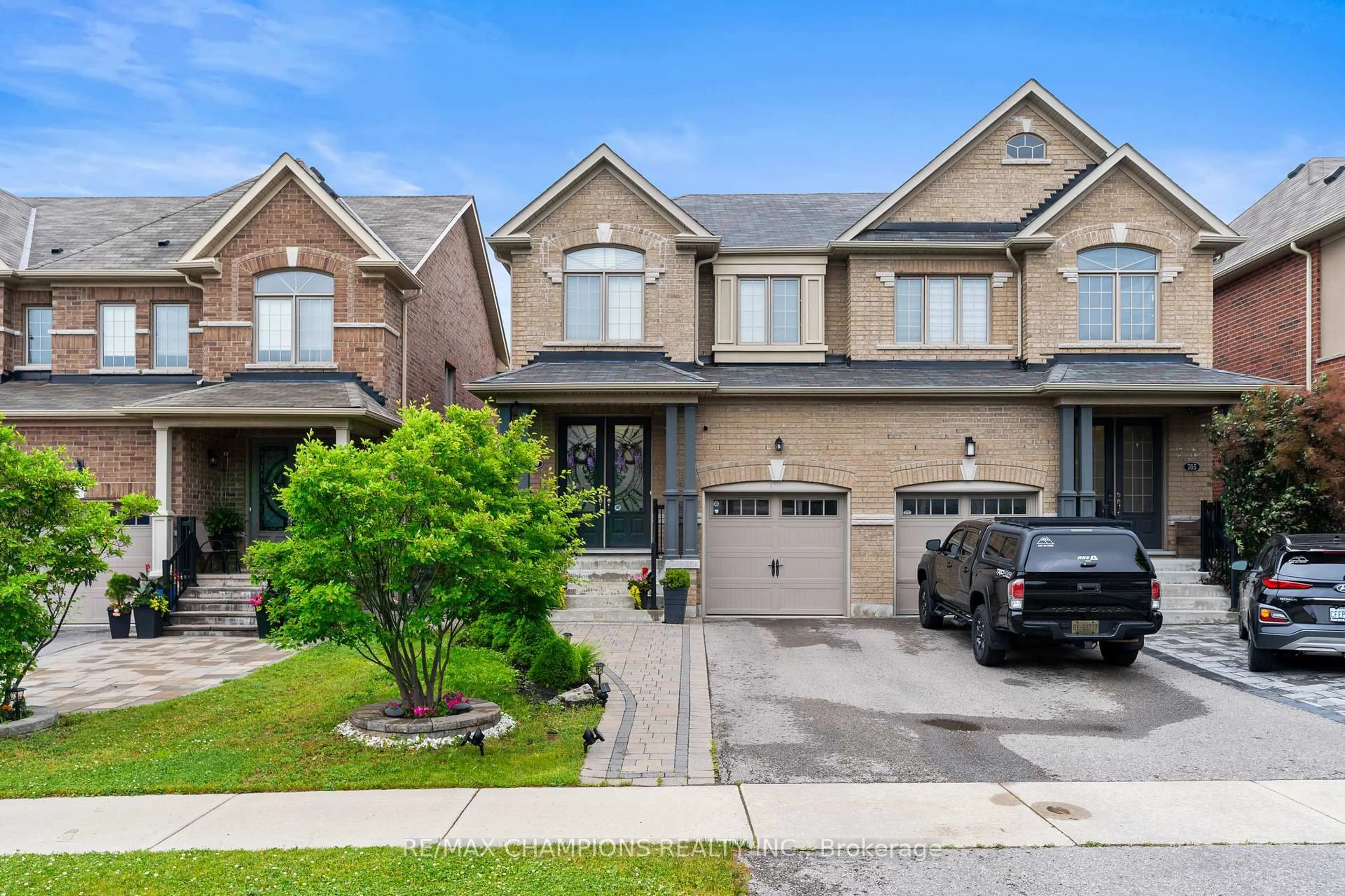Home with brick exterior material, street for 709 Yarfield Cres, Newmarket Ontario L3X 0H4