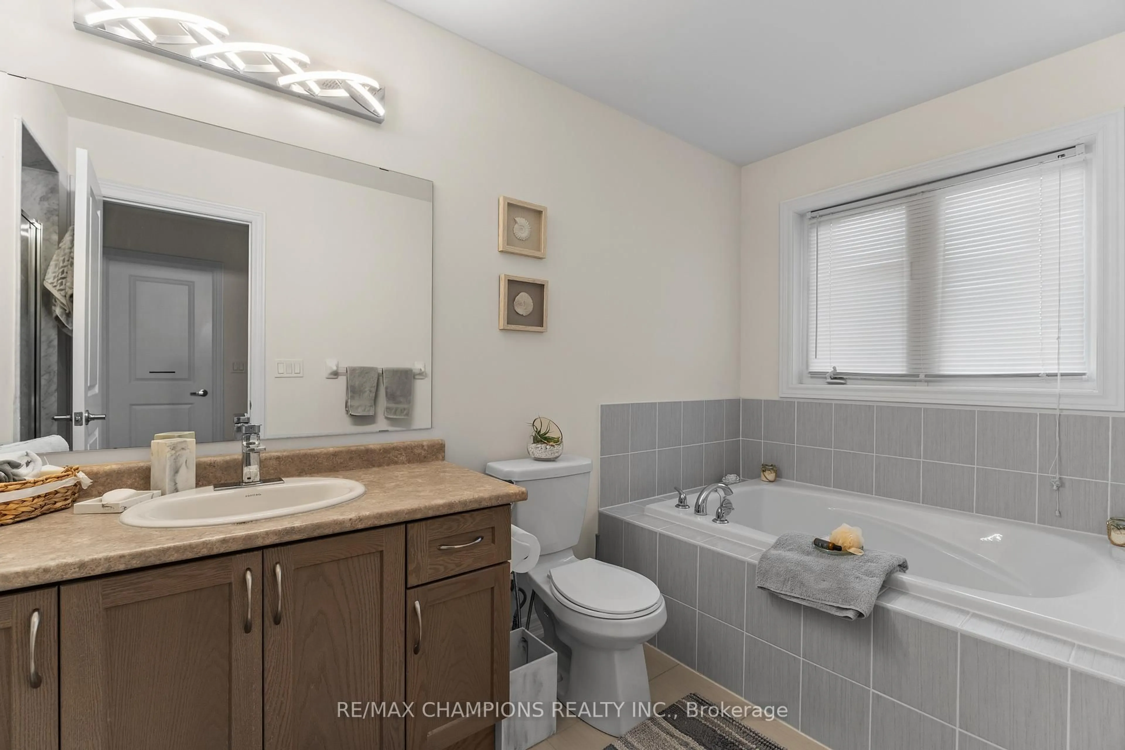 Standard bathroom, ceramic/tile floor for 709 Yarfield Cres, Newmarket Ontario L3X 0H4