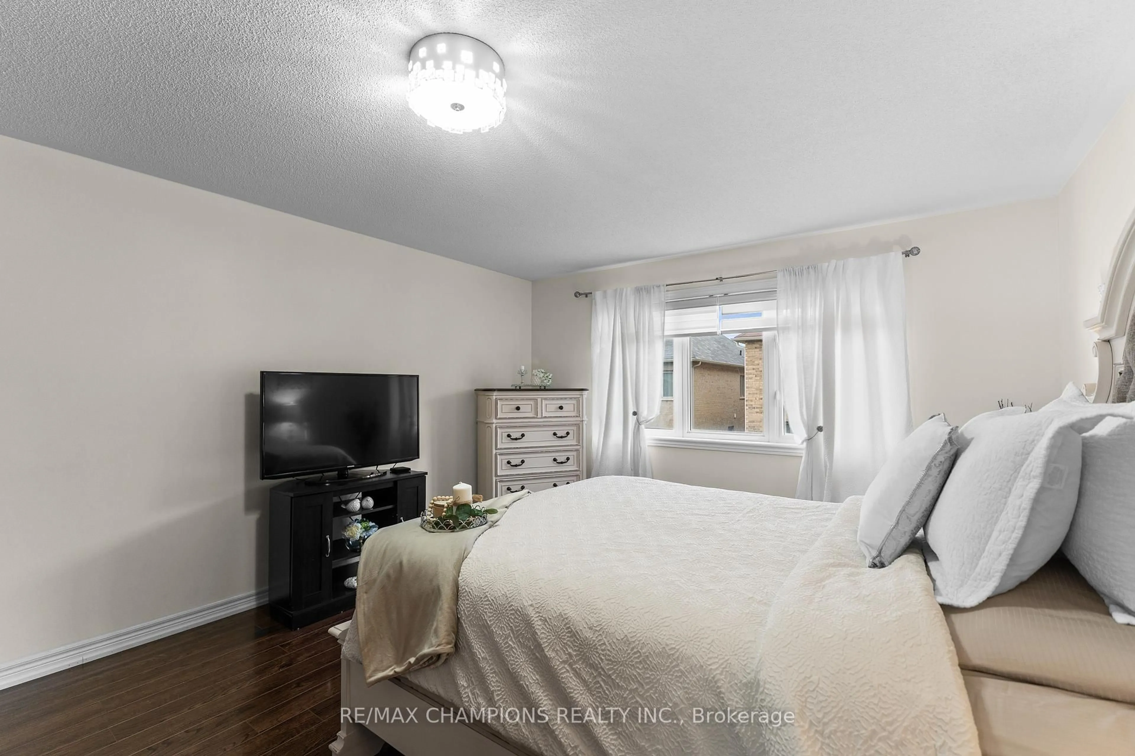 A pic of a room for 709 Yarfield Cres, Newmarket Ontario L3X 0H4