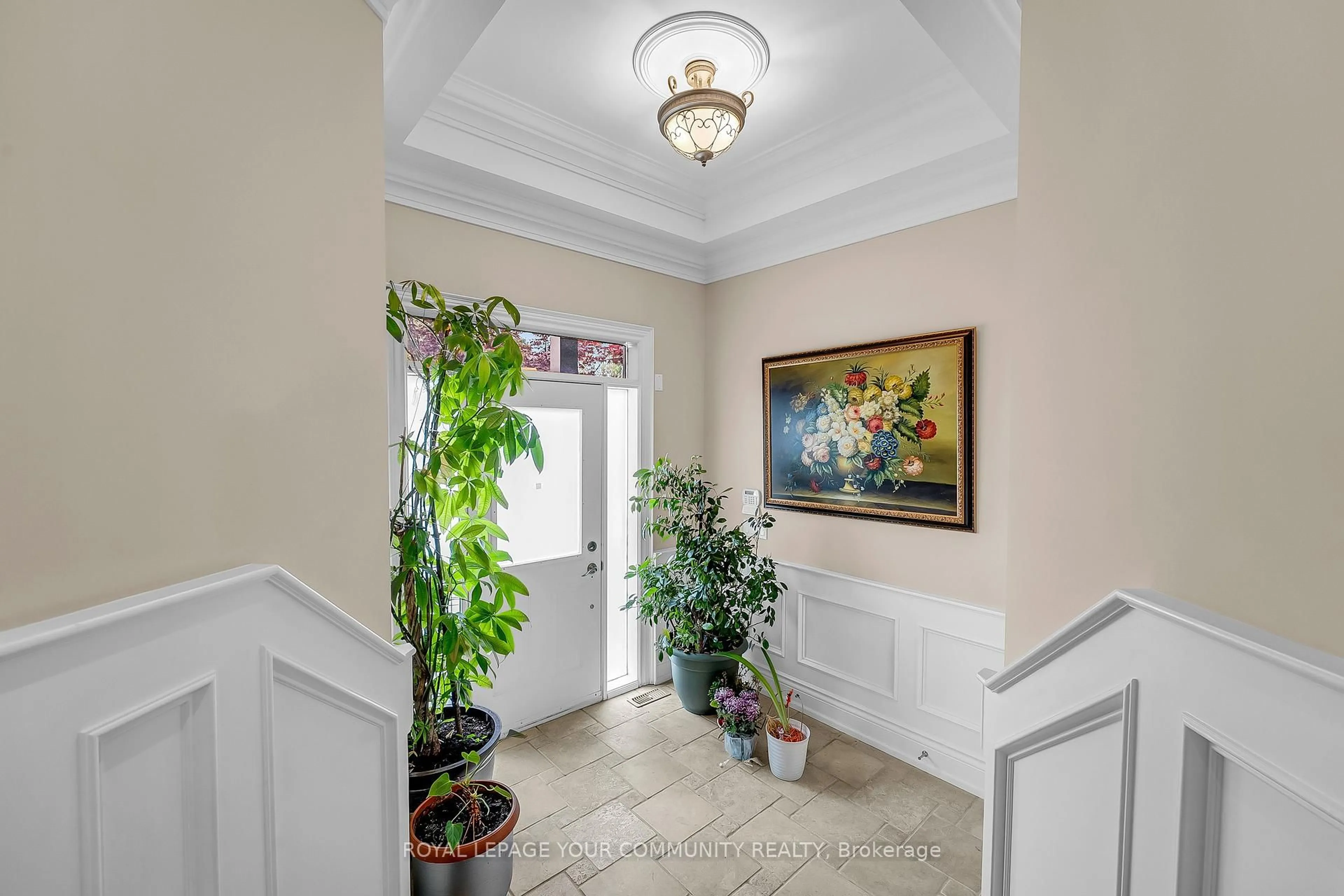 Indoor foyer for 83 Hunt Ave, Richmond Hill Ontario L4C 4H1