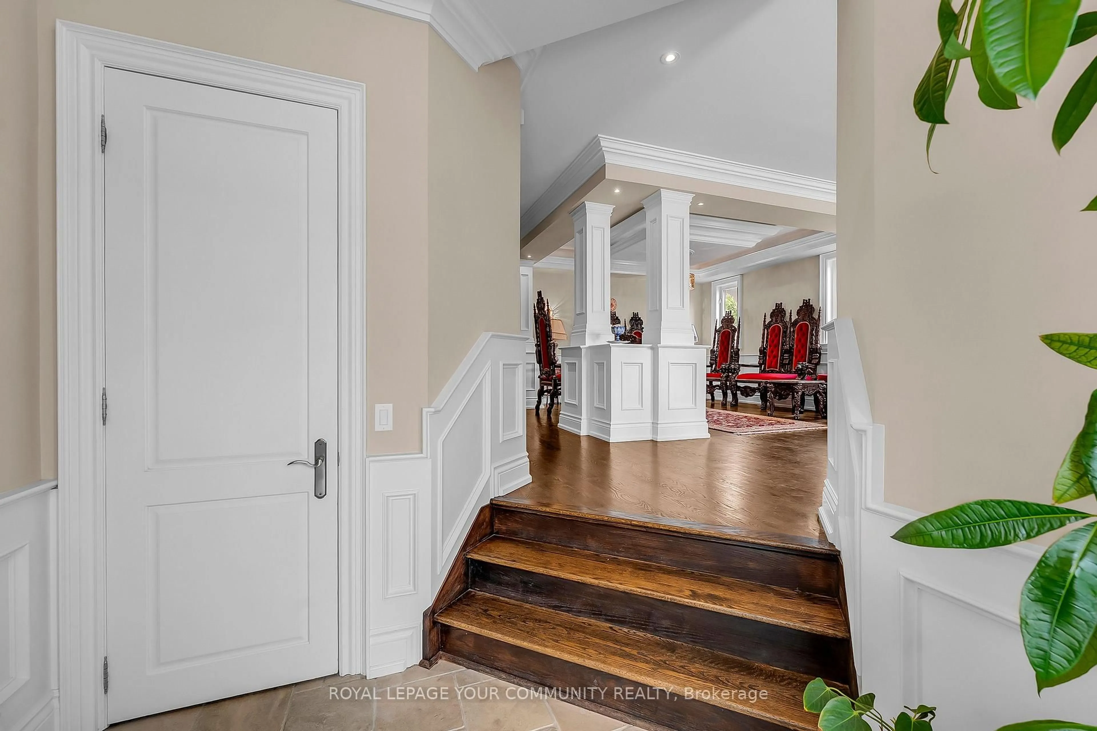 Indoor foyer for 83 Hunt Ave, Richmond Hill Ontario L4C 4H1