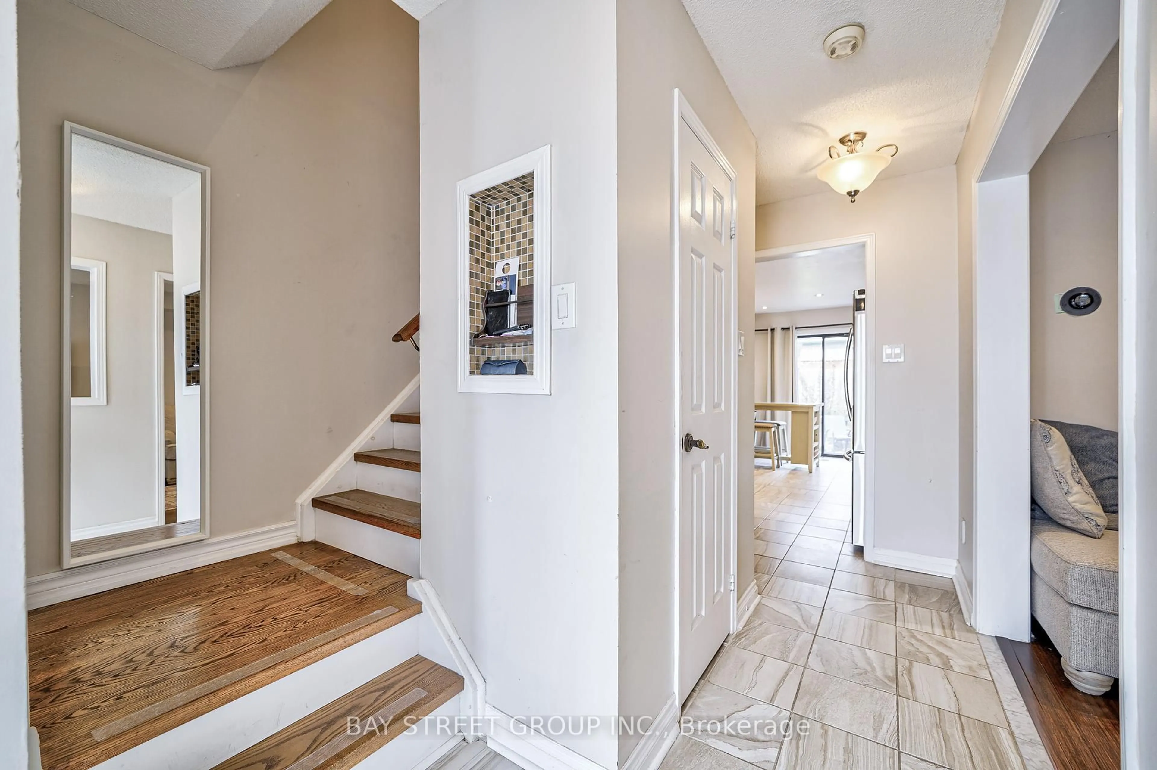 Indoor entryway for 26 Cypress Crt, Aurora Ontario L4G 6S8