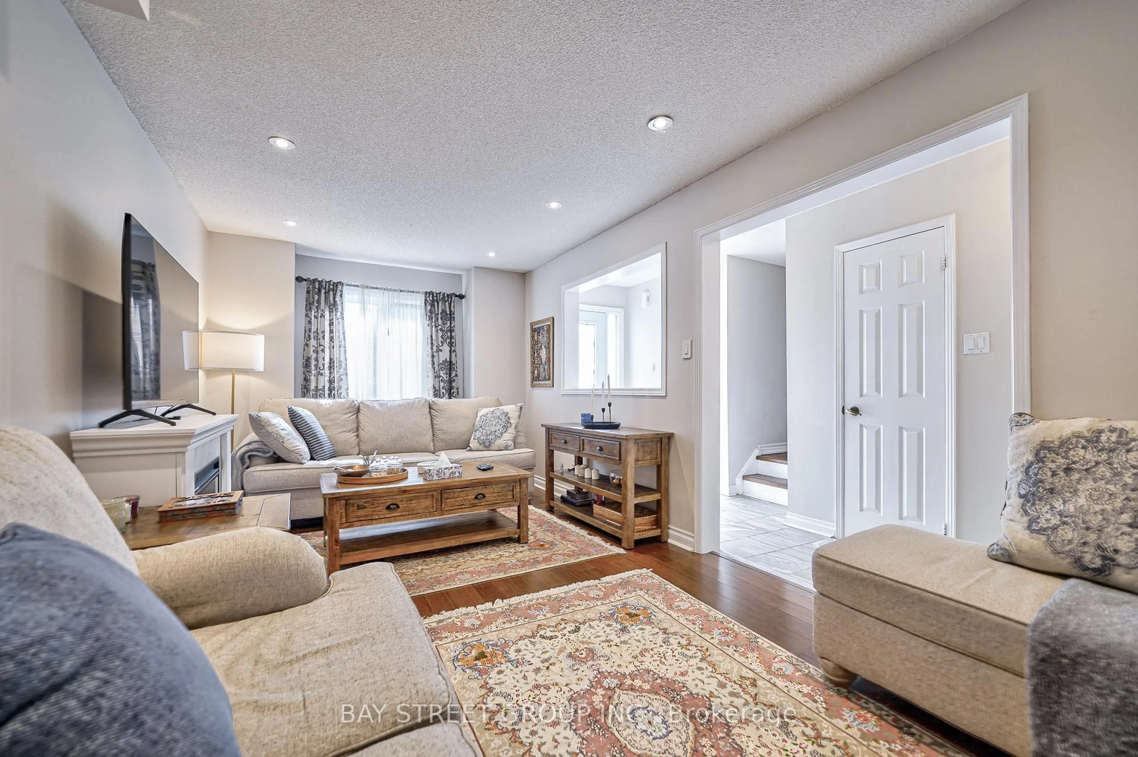 Living room with furniture, unknown for 26 Cypress Crt, Aurora Ontario L4G 6S8
