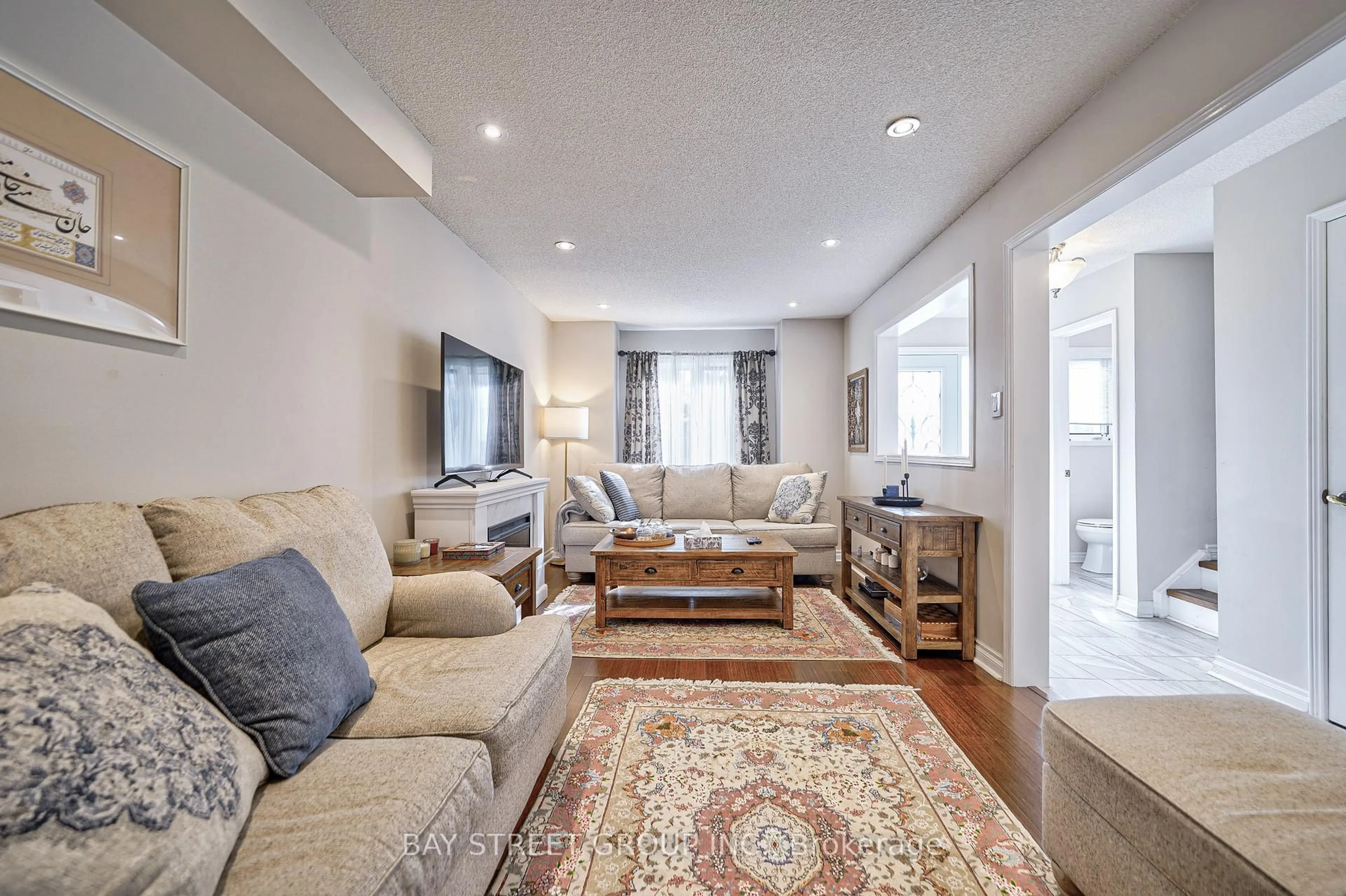Living room with furniture, unknown for 26 Cypress Crt, Aurora Ontario L4G 6S8
