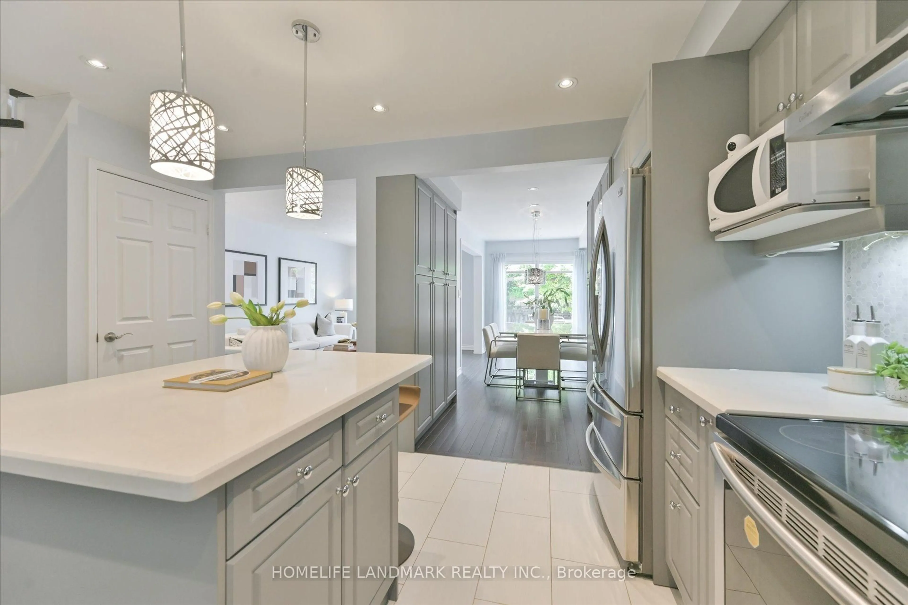 Open concept kitchen, ceramic/tile floor for 32 Queensmill Crt, Richmond Hill Ontario L4B 1N4