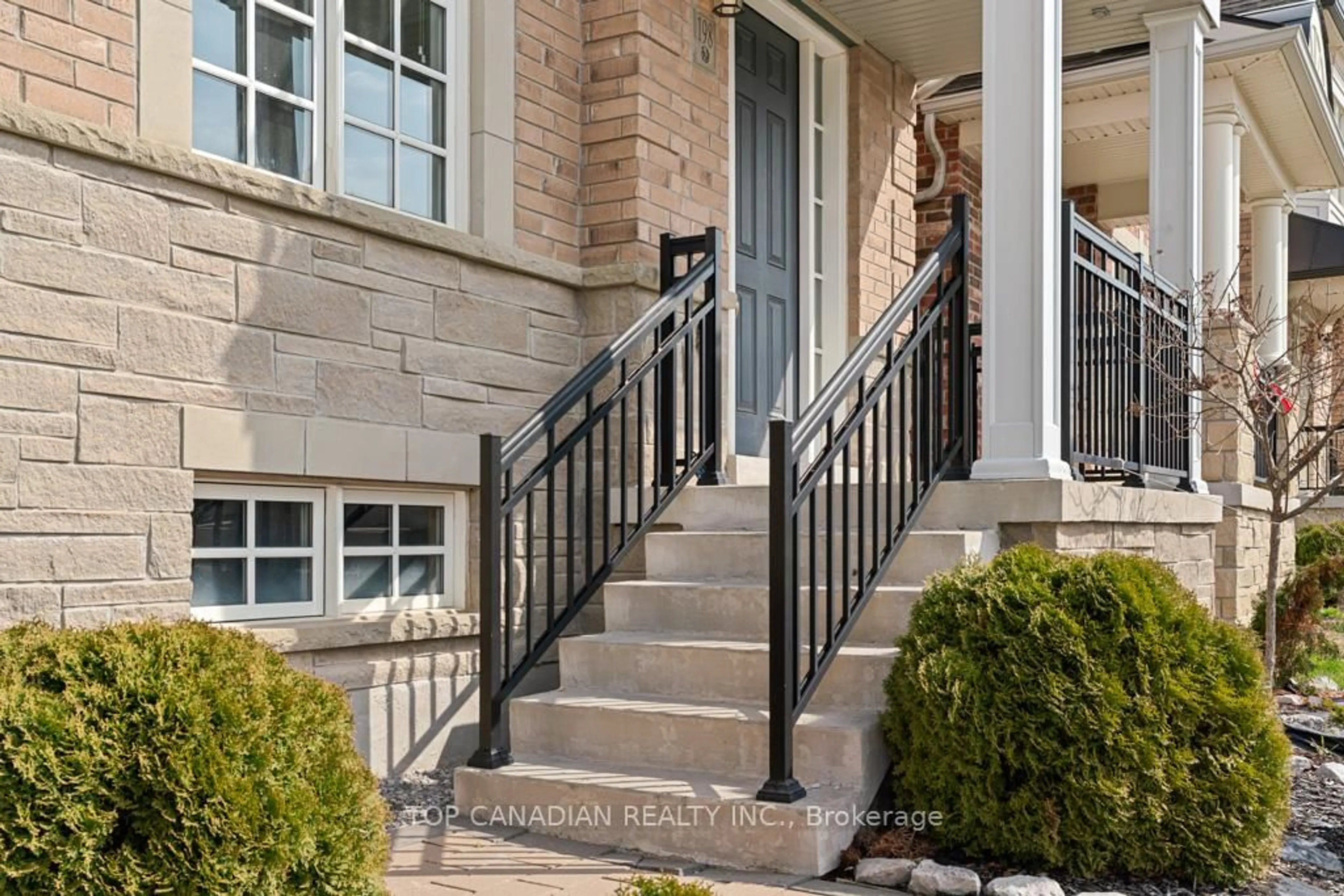 Stairs for 198 Paradelle Dr, Richmond Hill Ontario L4E 1E7