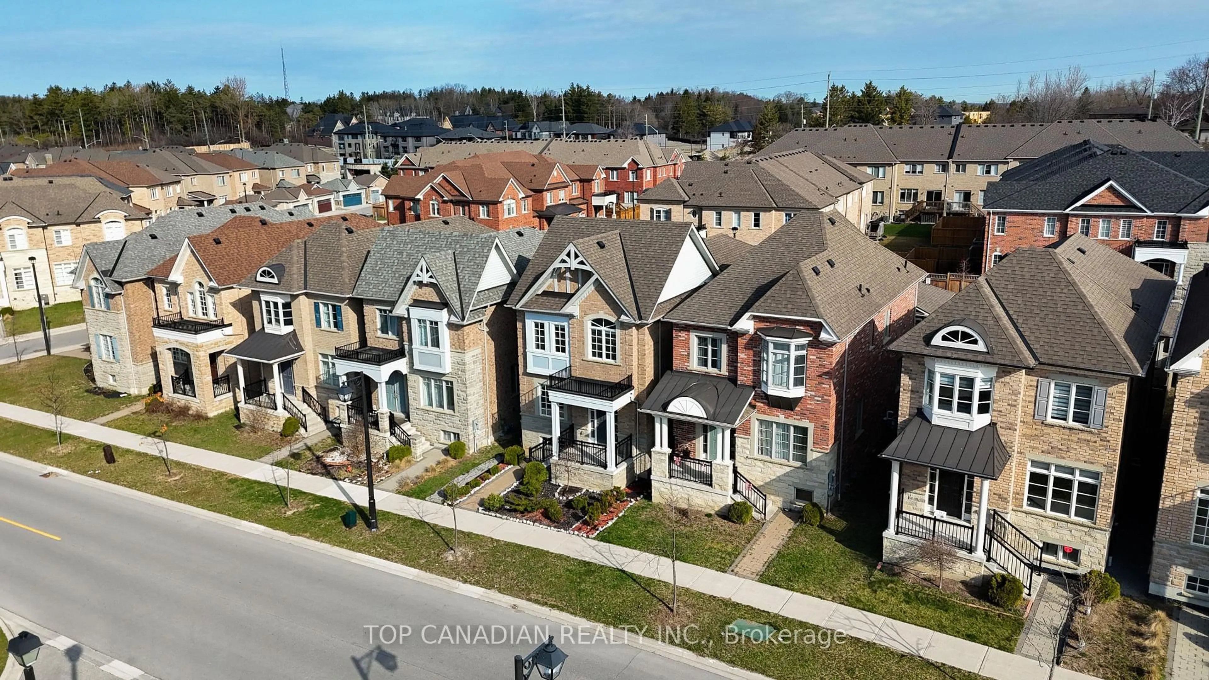 A pic from outside/outdoor area/front of a property/back of a property/a pic from drone, street for 198 Paradelle Dr, Richmond Hill Ontario L4E 1E7