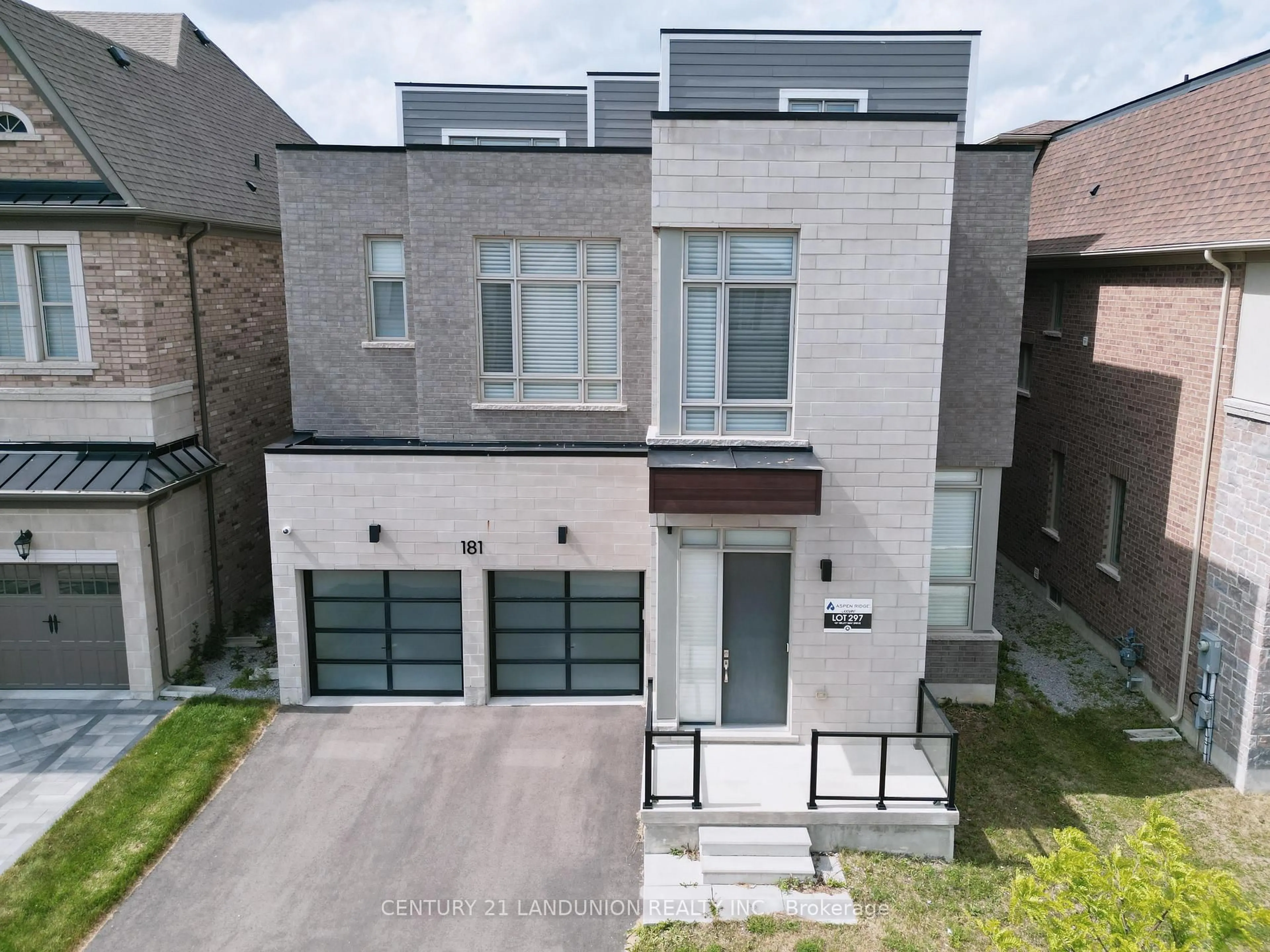 A pic from outside/outdoor area/front of a property/back of a property/a pic from drone, street for 181 Milky Way Dr, Richmond Hill Ontario L8W 3E1