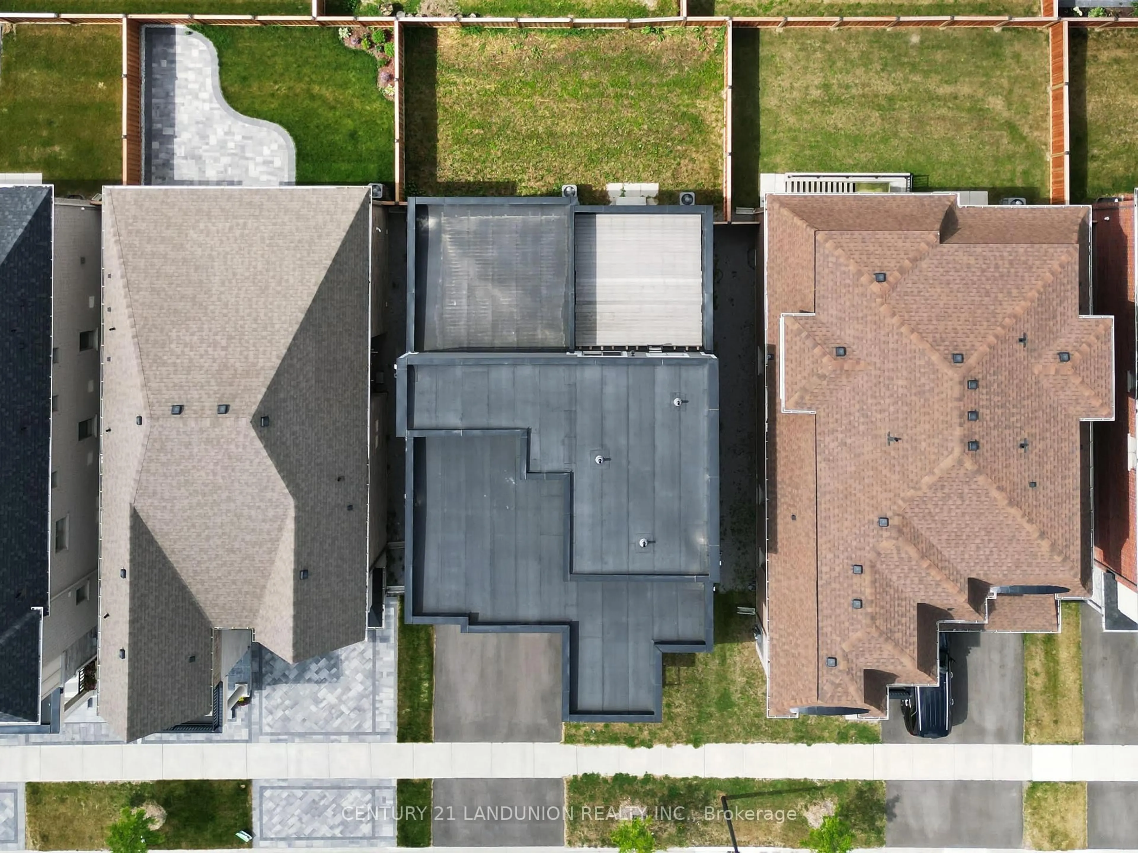 A pic from outside/outdoor area/front of a property/back of a property/a pic from drone, street for 181 Milky Way Dr, Richmond Hill Ontario L4C 5H3