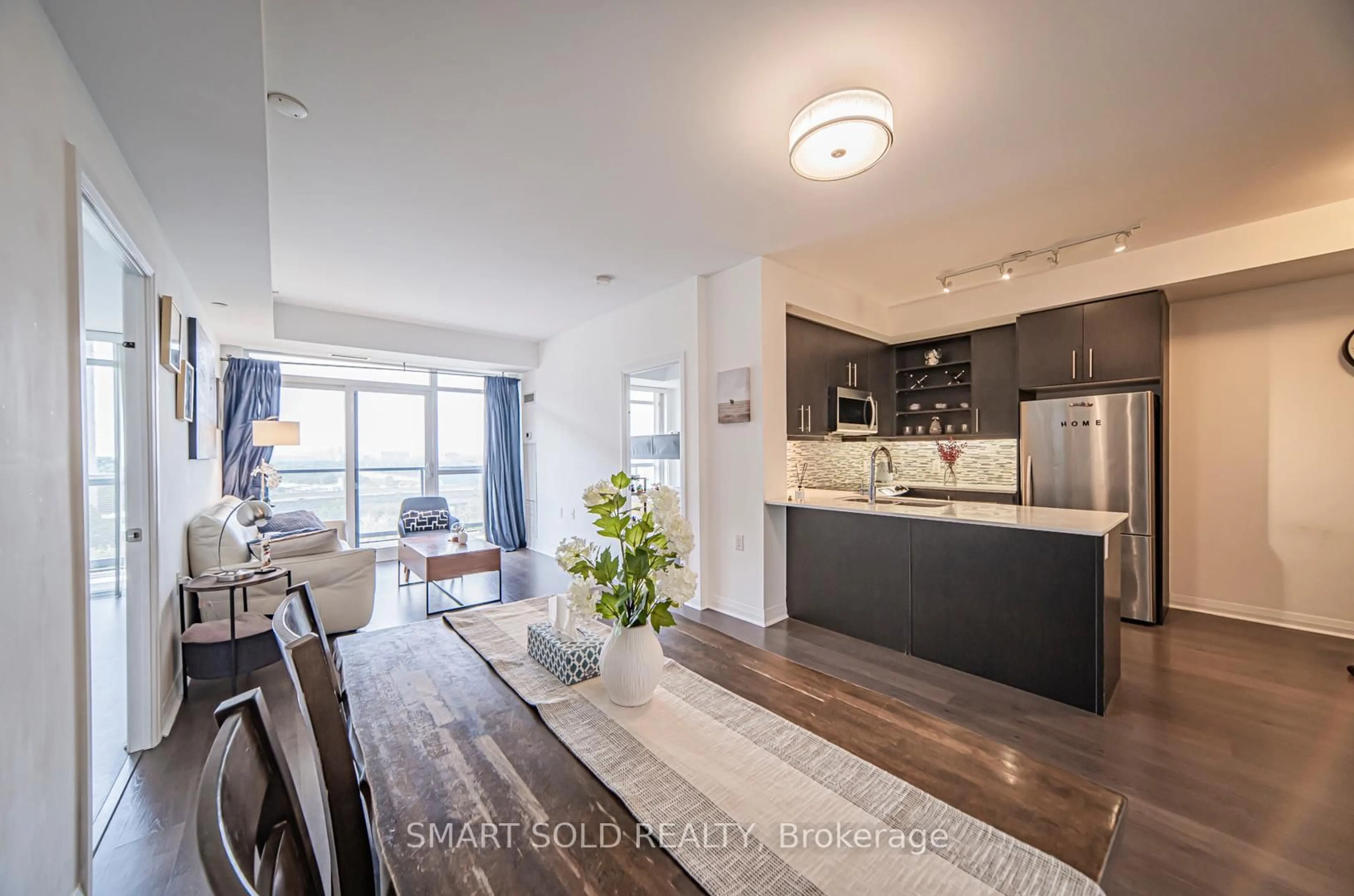 Open concept kitchen, wood/laminate floor for 55 Oneida Cres #603, Richmond Hill Ontario L4B 0E8