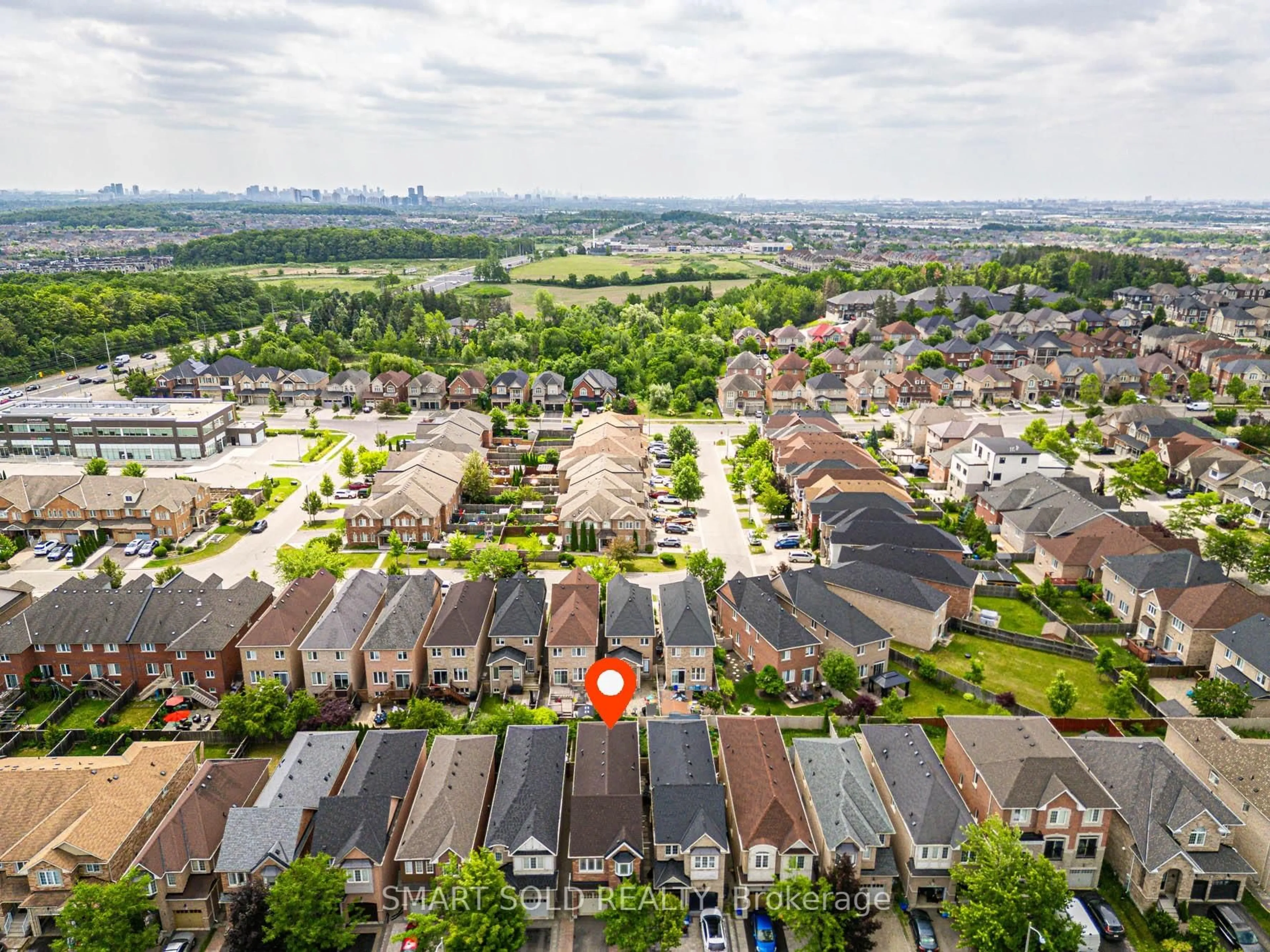 A pic from outside/outdoor area/front of a property/back of a property/a pic from drone, city buildings view from balcony for 170 Carrier Cres, Vaughan Ontario L6A 0T2
