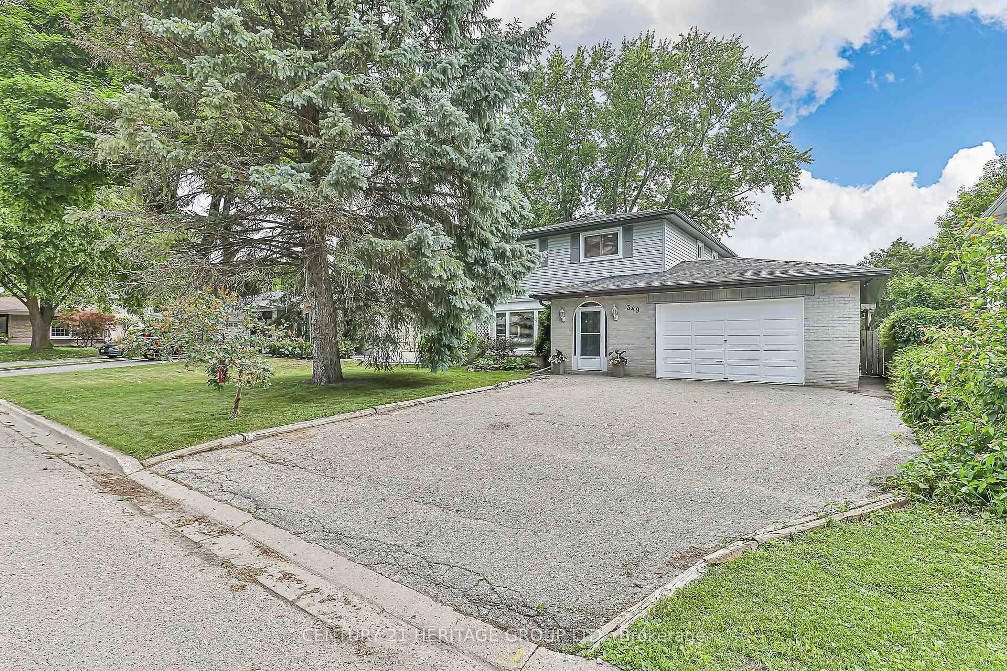 A pic from outside/outdoor area/front of a property/back of a property/a pic from drone, street for 349 Ella Crt, Newmarket Ontario L3Y 4L6