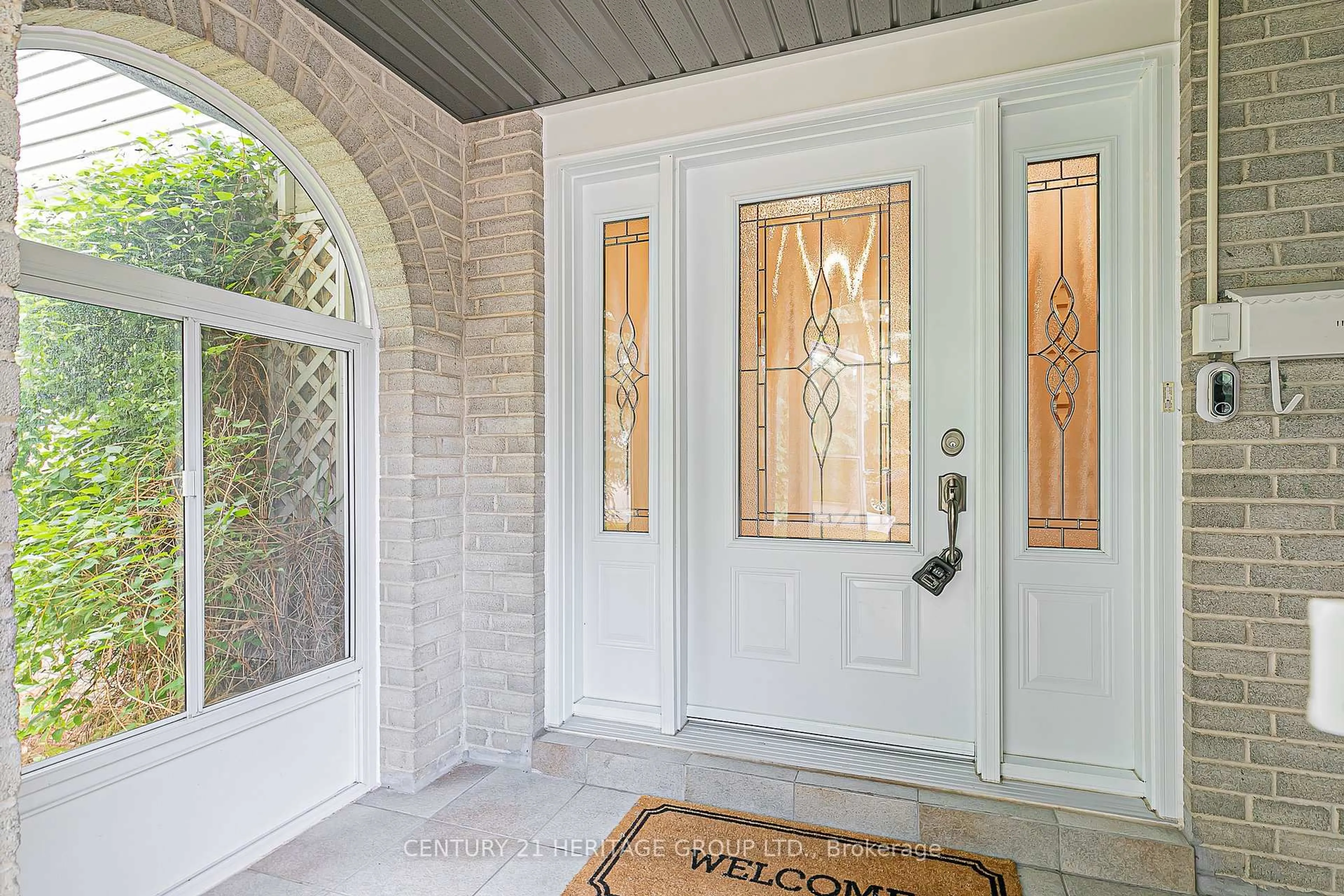 Indoor entryway for 349 Ella Crt, Newmarket Ontario L3Y 4L6