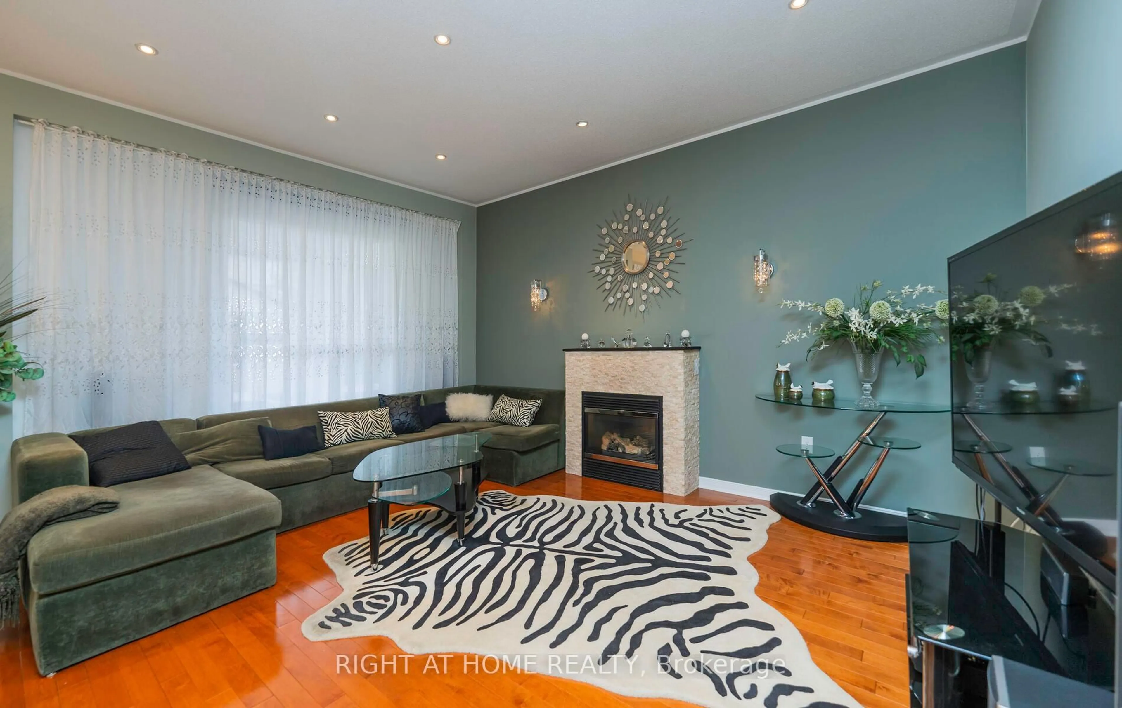 Living room with furniture, unknown for 84 Verdi Rd, Richmond Hill Ontario L4E 4P6
