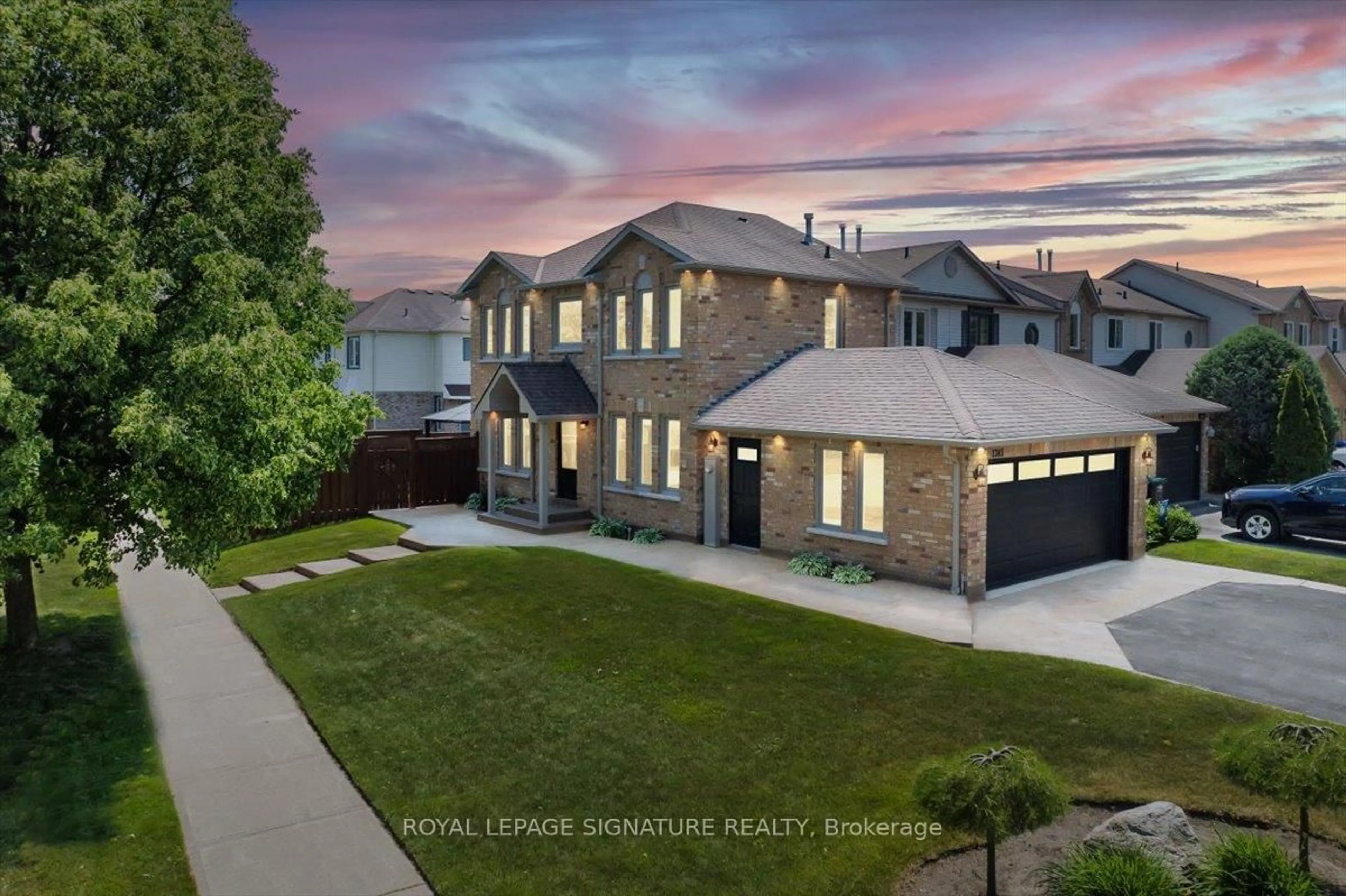 A pic from outside/outdoor area/front of a property/back of a property/a pic from drone, street for 1245 Huron Crt, Innisfil Ontario L9S 1X5