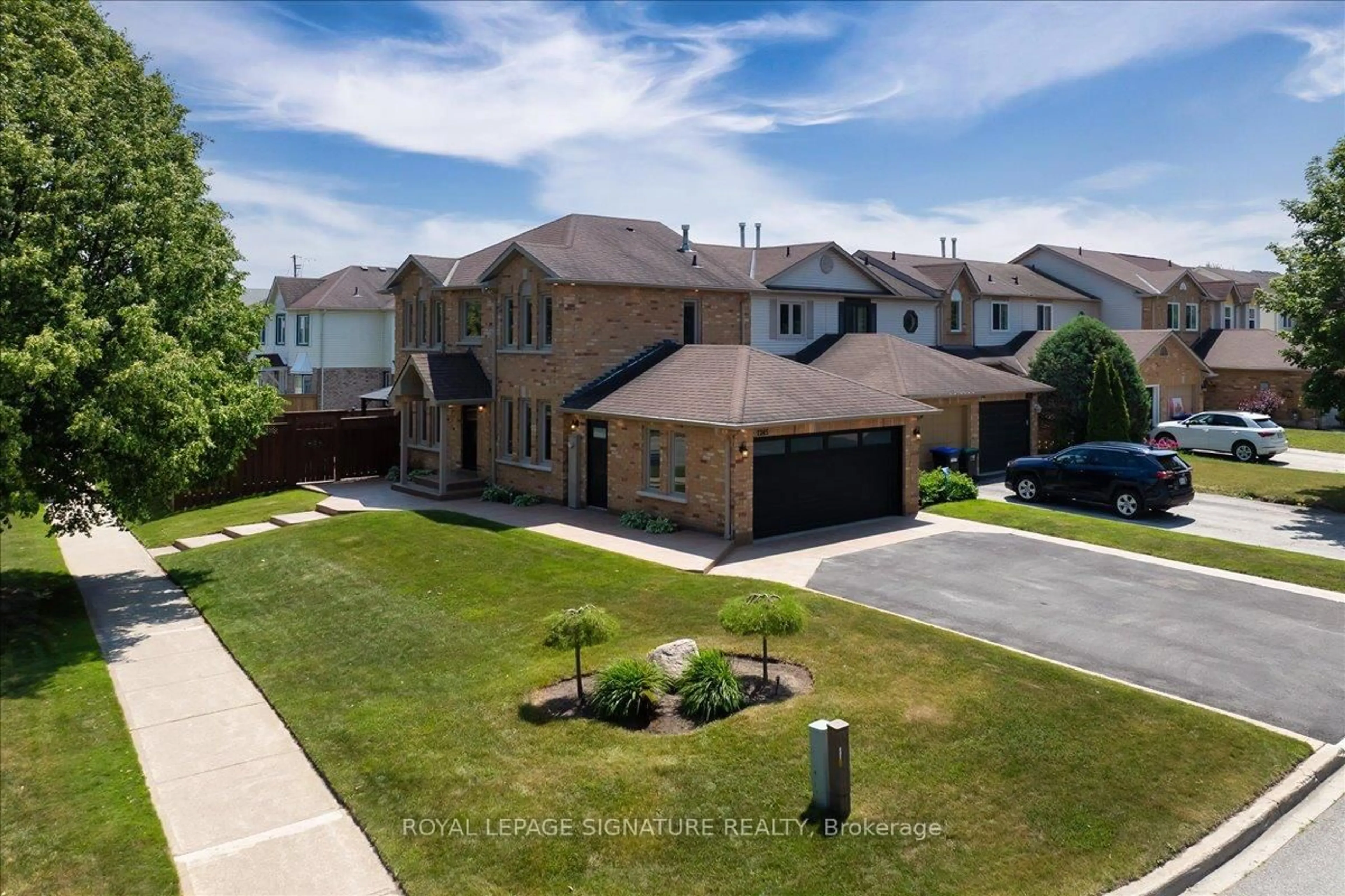 A pic from outside/outdoor area/front of a property/back of a property/a pic from drone, street for 1245 Huron Crt, Innisfil Ontario L9S 1X5