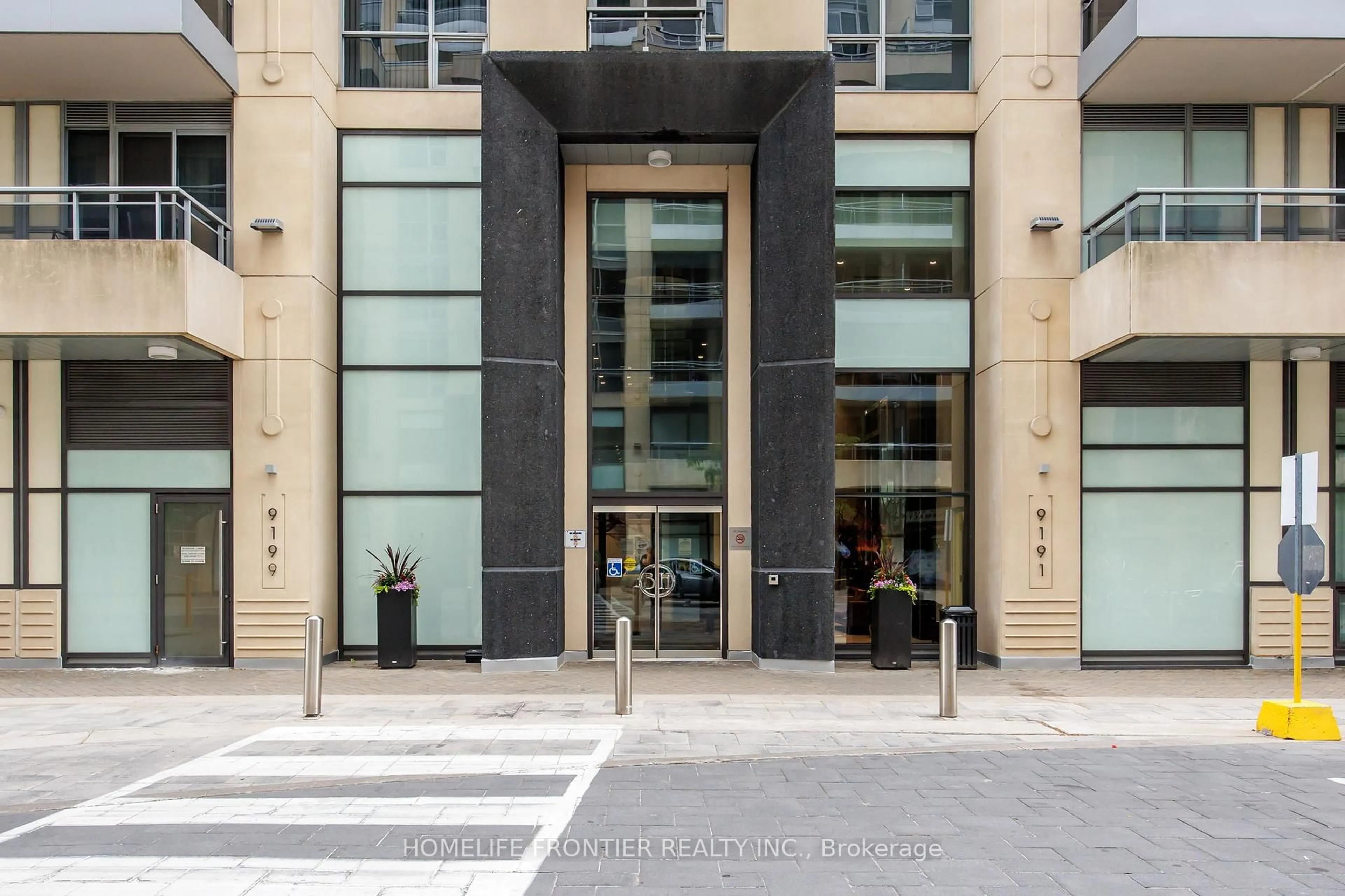 Indoor foyer for 9191 Yonge St #SW404, Richmond Hill Ontario L4C 1E2