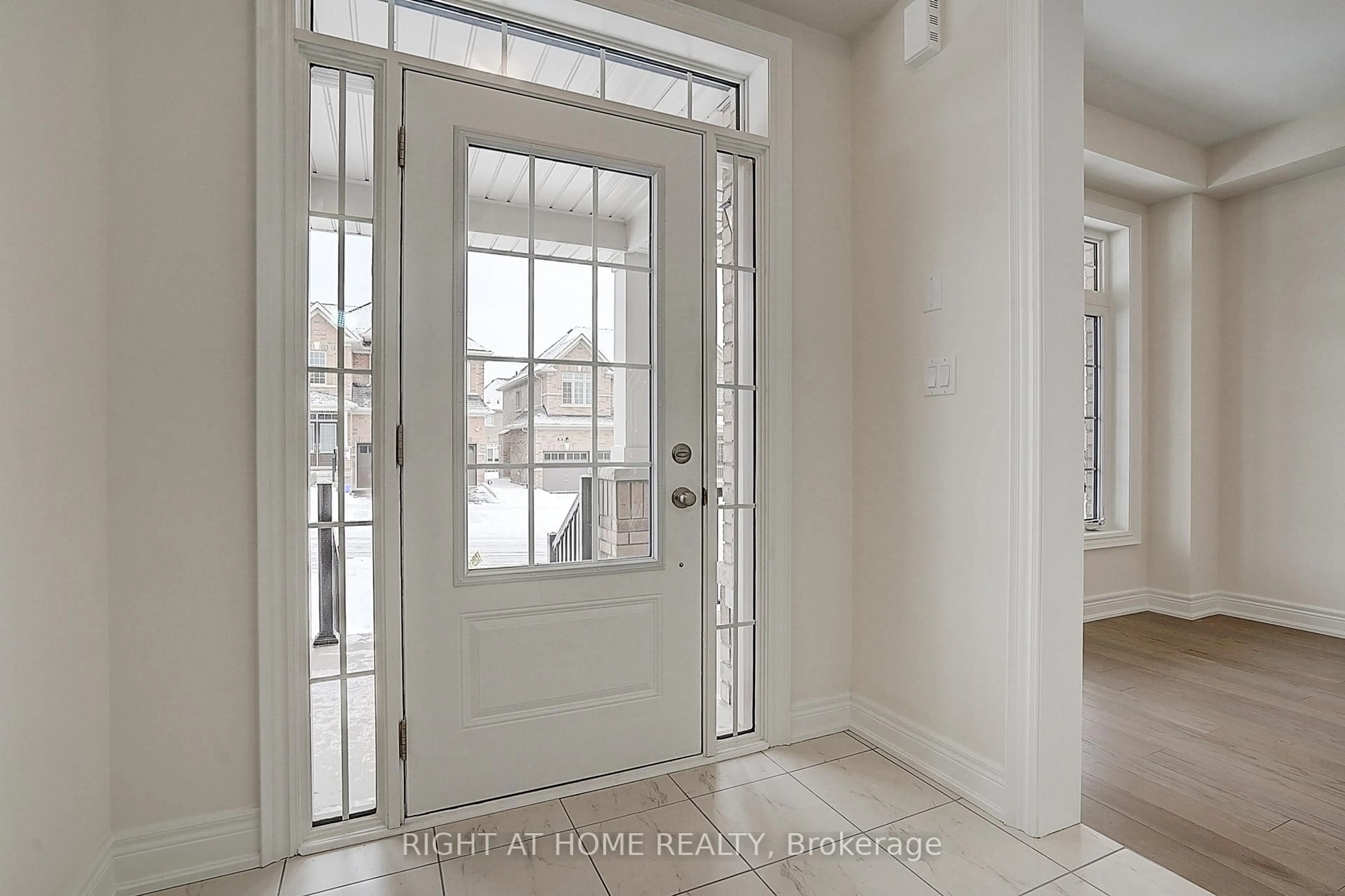 Indoor entryway for 39 Bostock Dr, Georgina Ontario L4P 0S5