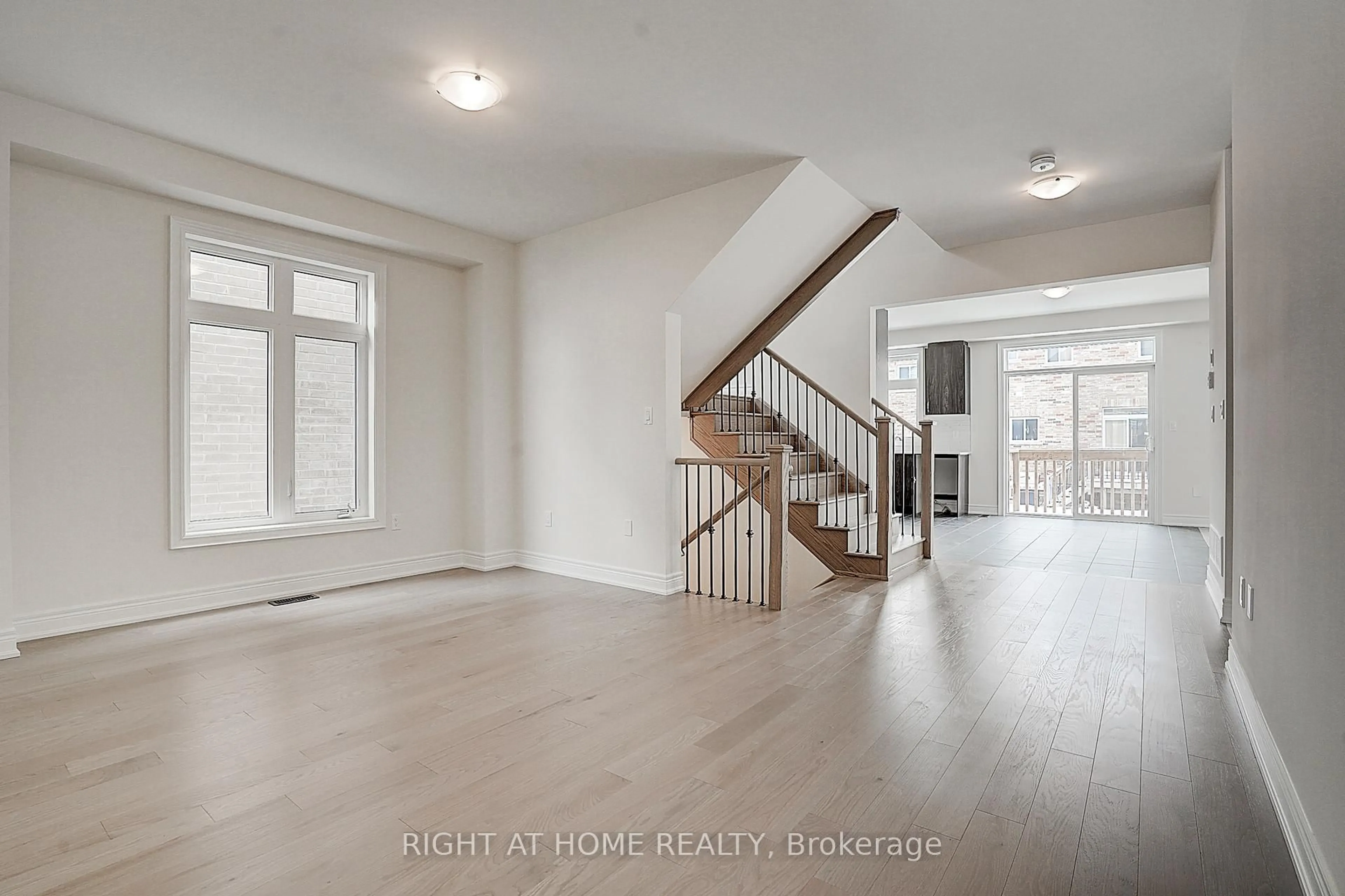 Indoor entryway for 39 Bostock Dr, Georgina Ontario L4P 0S5