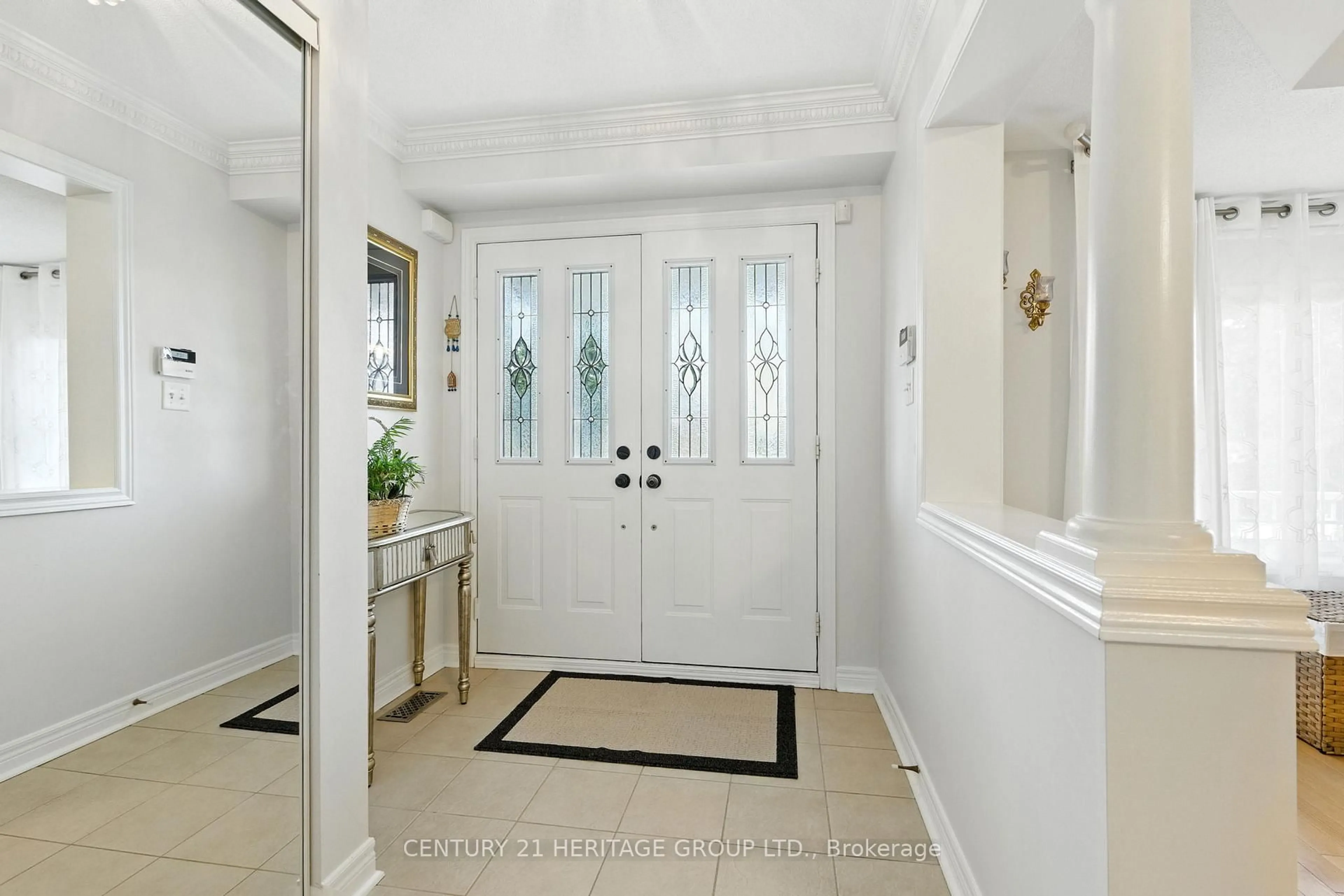 Indoor entryway for 106 Laurendale Ave, Georgina Ontario L4P 4E8