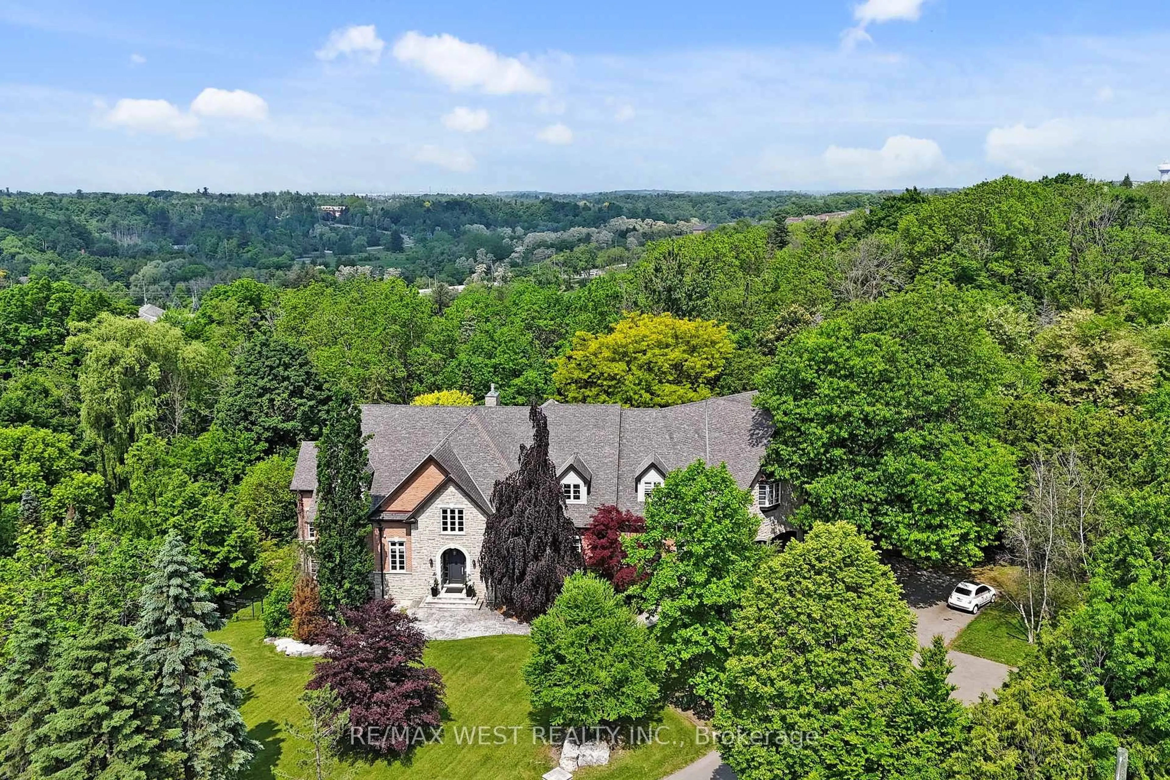 A pic from outside/outdoor area/front of a property/back of a property/a pic from drone, unknown for 32 Daleview Crt, Vaughan Ontario L0J 1C0