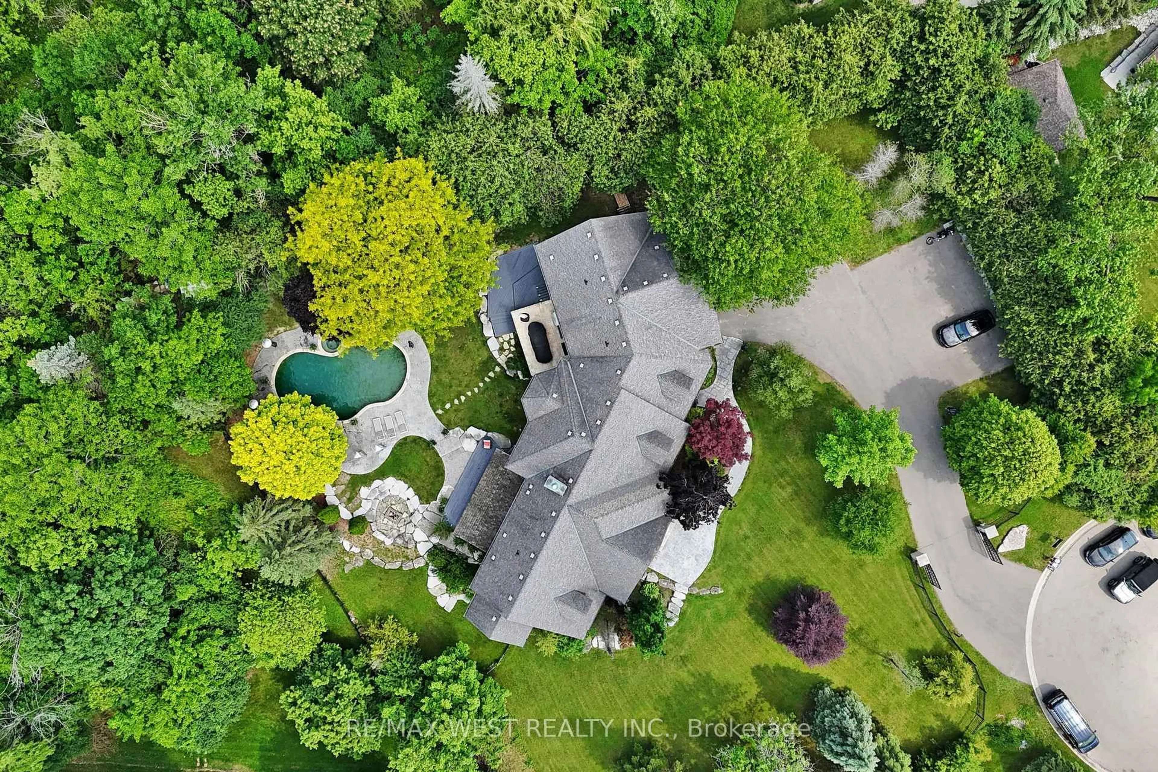 A pic from outside/outdoor area/front of a property/back of a property/a pic from drone, street for 32 Daleview Crt, Vaughan Ontario L0J 1C0