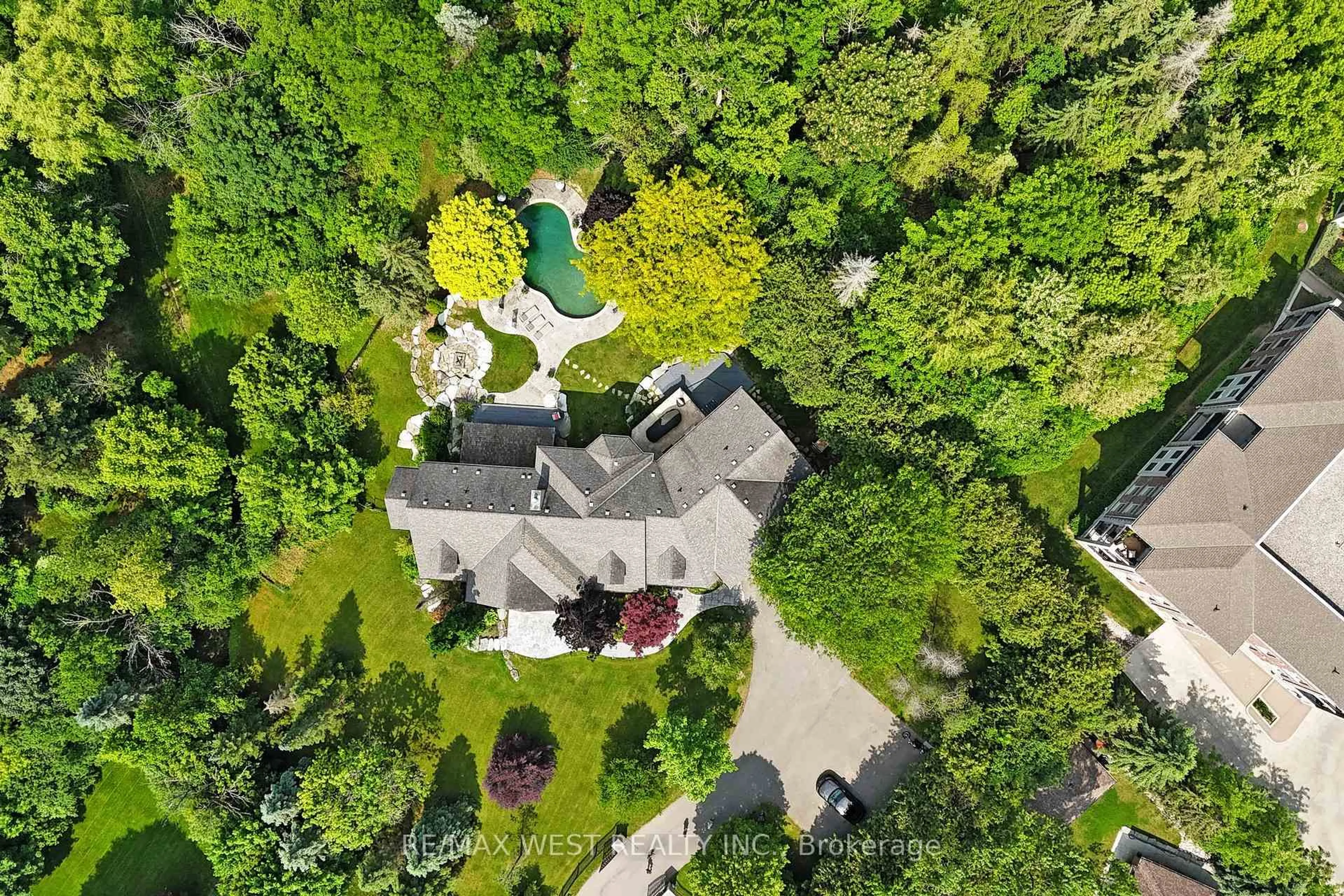 A pic from outside/outdoor area/front of a property/back of a property/a pic from drone, forest/trees view for 32 Daleview Crt, Vaughan Ontario L0J 1C0