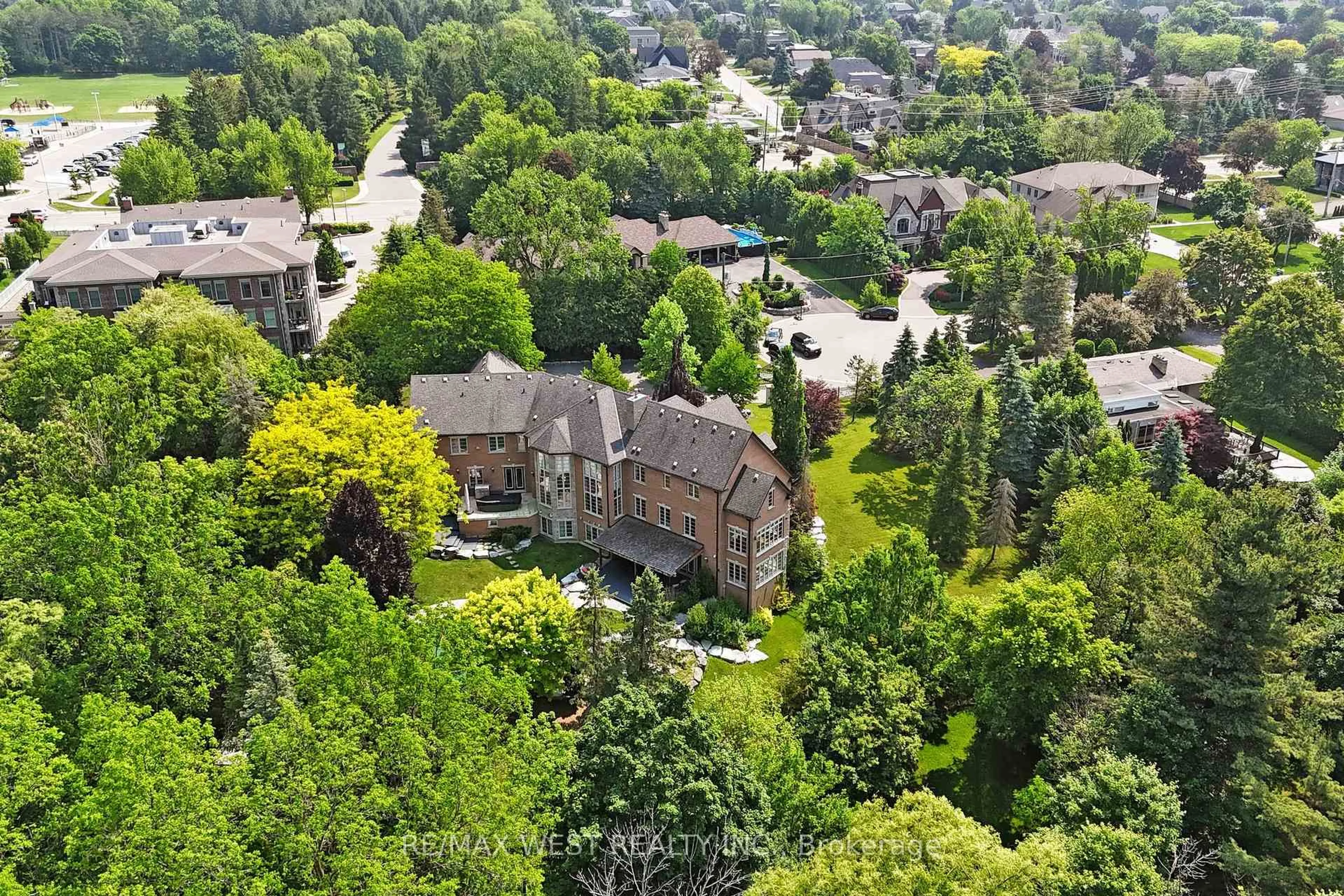 A pic from outside/outdoor area/front of a property/back of a property/a pic from drone, unknown for 32 Daleview Crt, Vaughan Ontario L0J 1C0