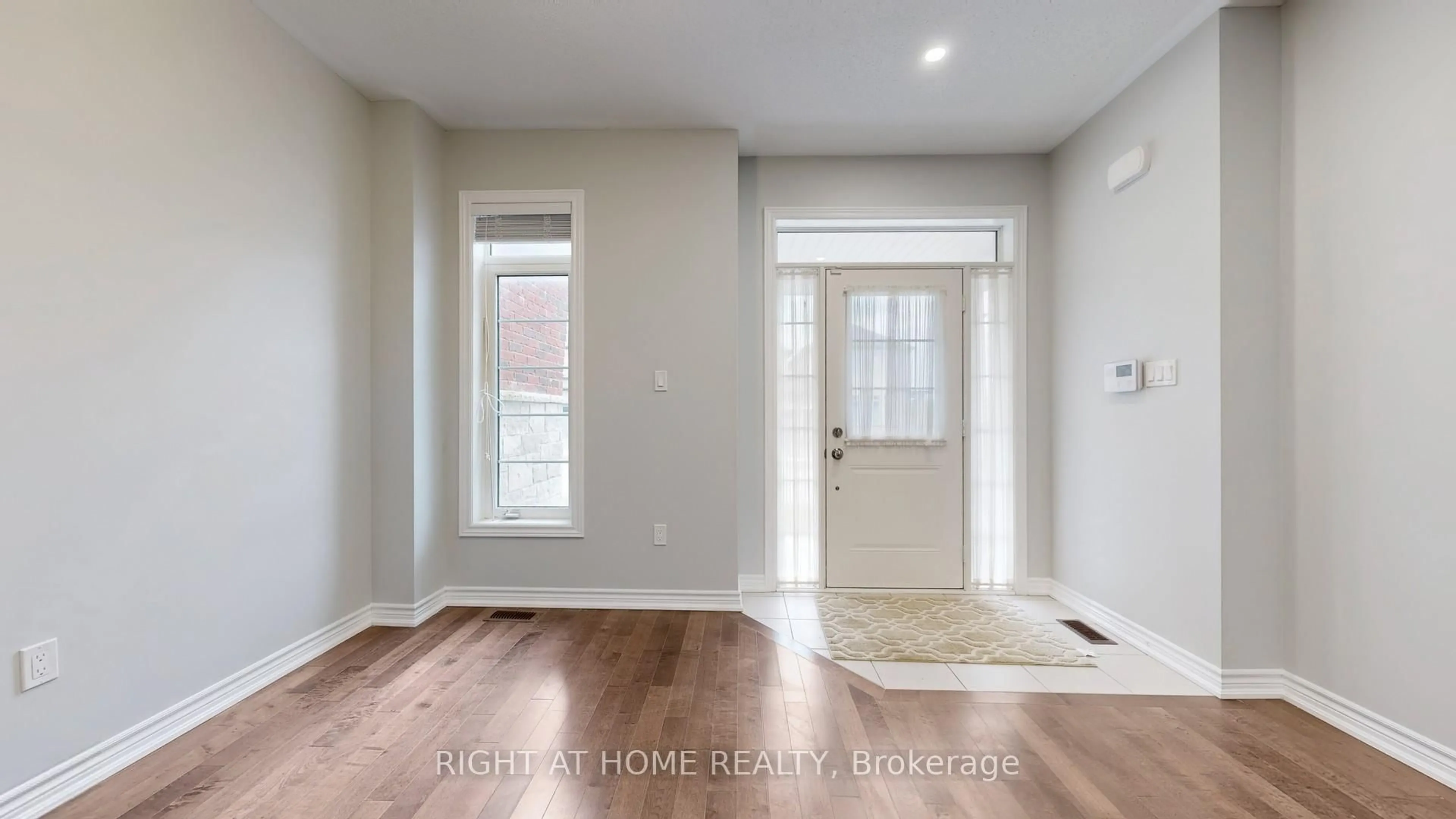 Indoor entryway for 71 Mondial Cres, East Gwillimbury Ontario L9N 0S2