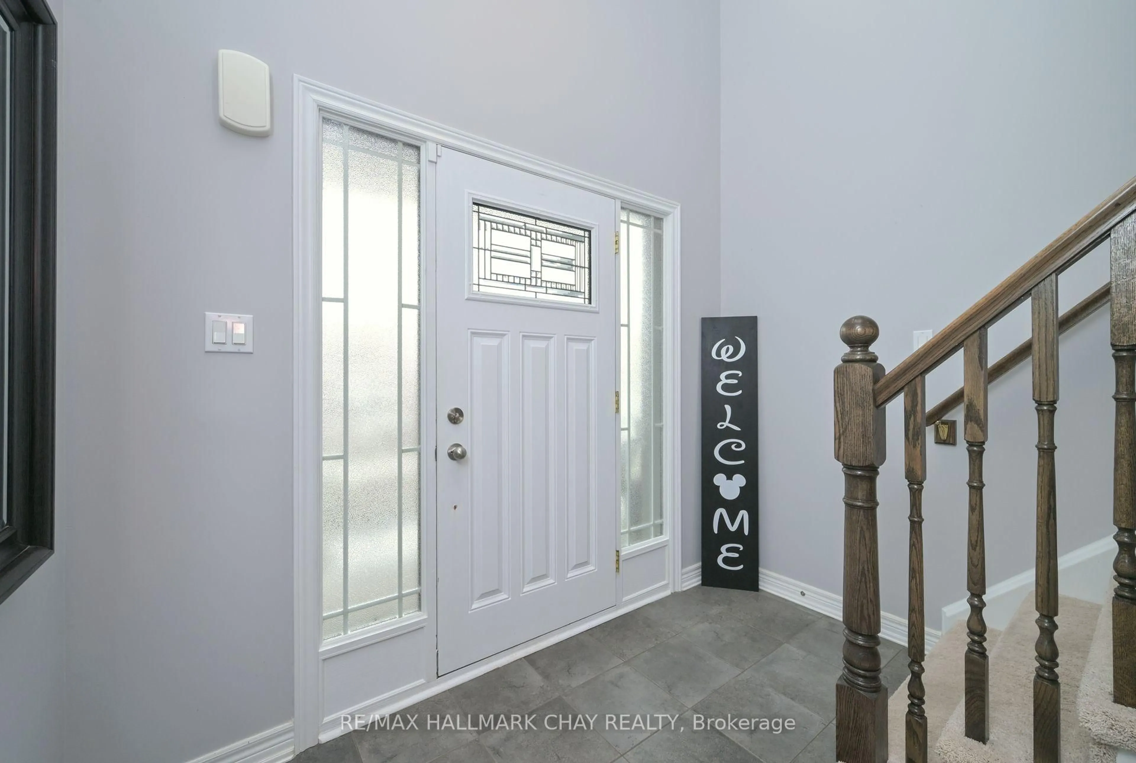 Indoor entryway for 32 Burt Ave, New Tecumseth Ontario L9R 0G8