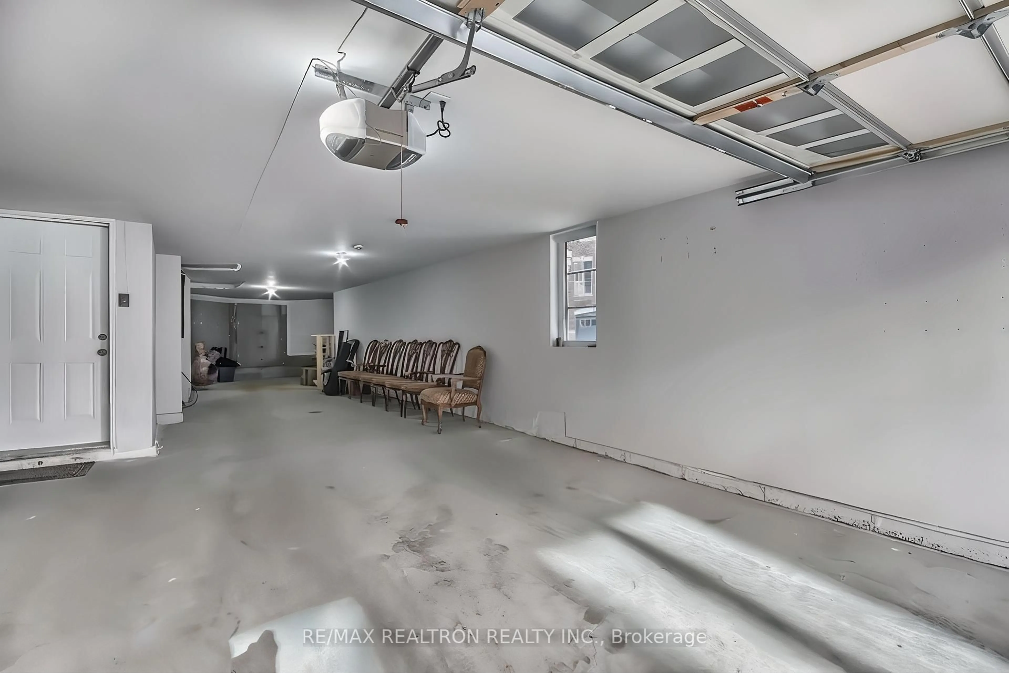 Indoor garage for 1331 Major Mackenzie Dr #25, Vaughan Ontario L6A 4W4