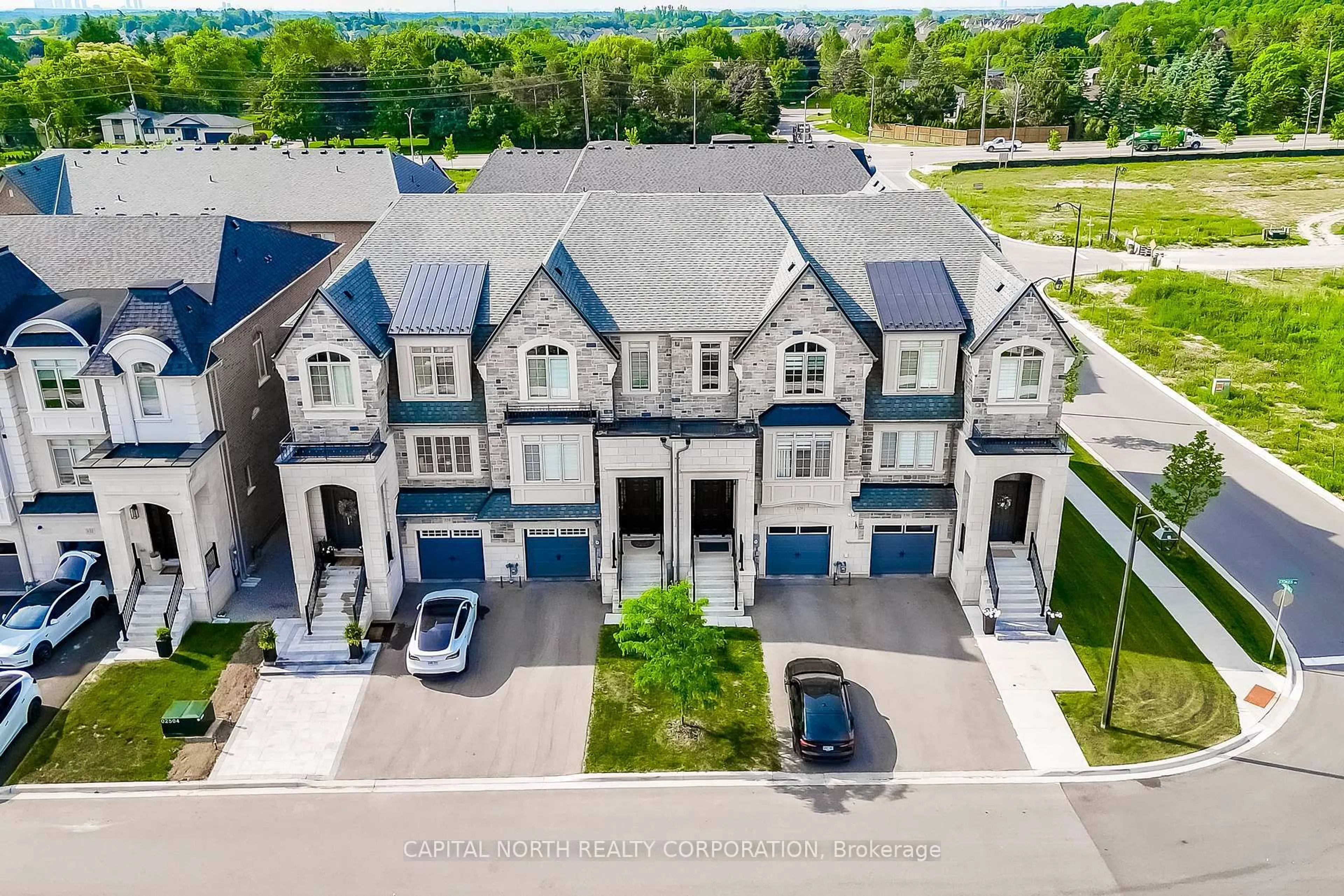 A pic from outside/outdoor area/front of a property/back of a property/a pic from drone, street for 126 Stokes Dr, King Ontario L7B 0P8