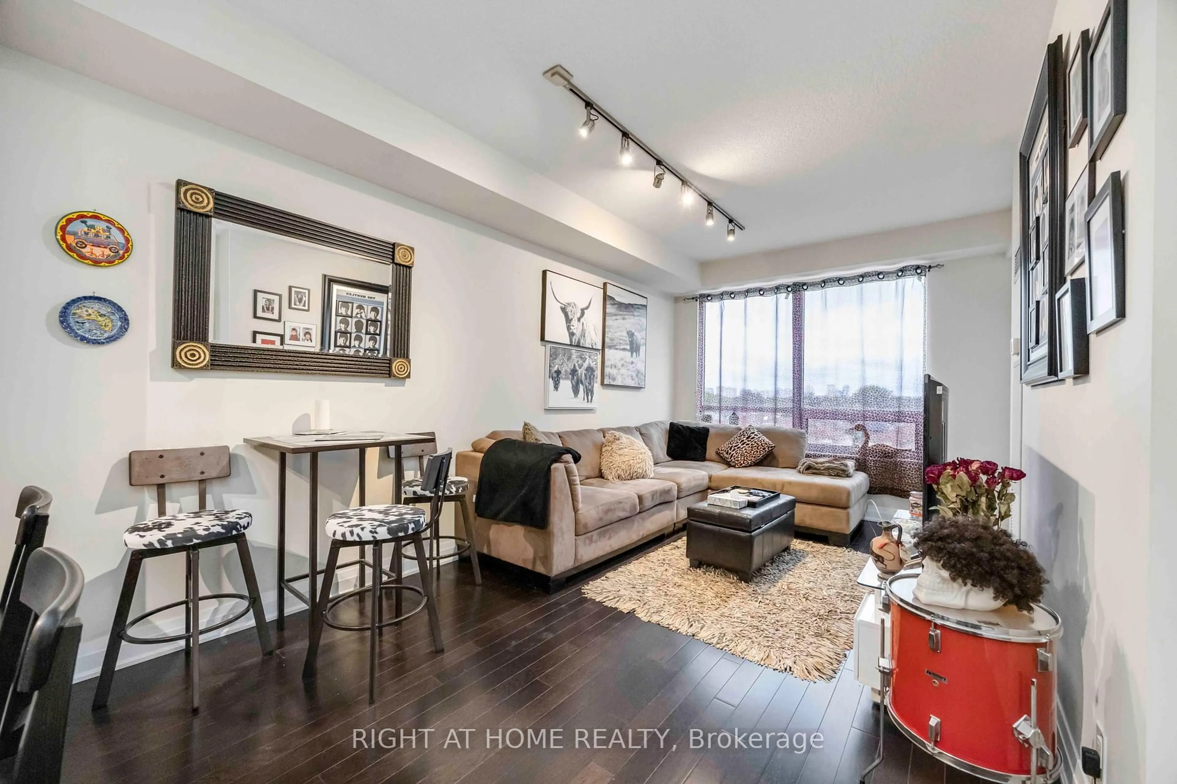 Living room with furniture, wood/laminate floor for 520 Steeles Ave, Vaughan Ontario L4J 0H2