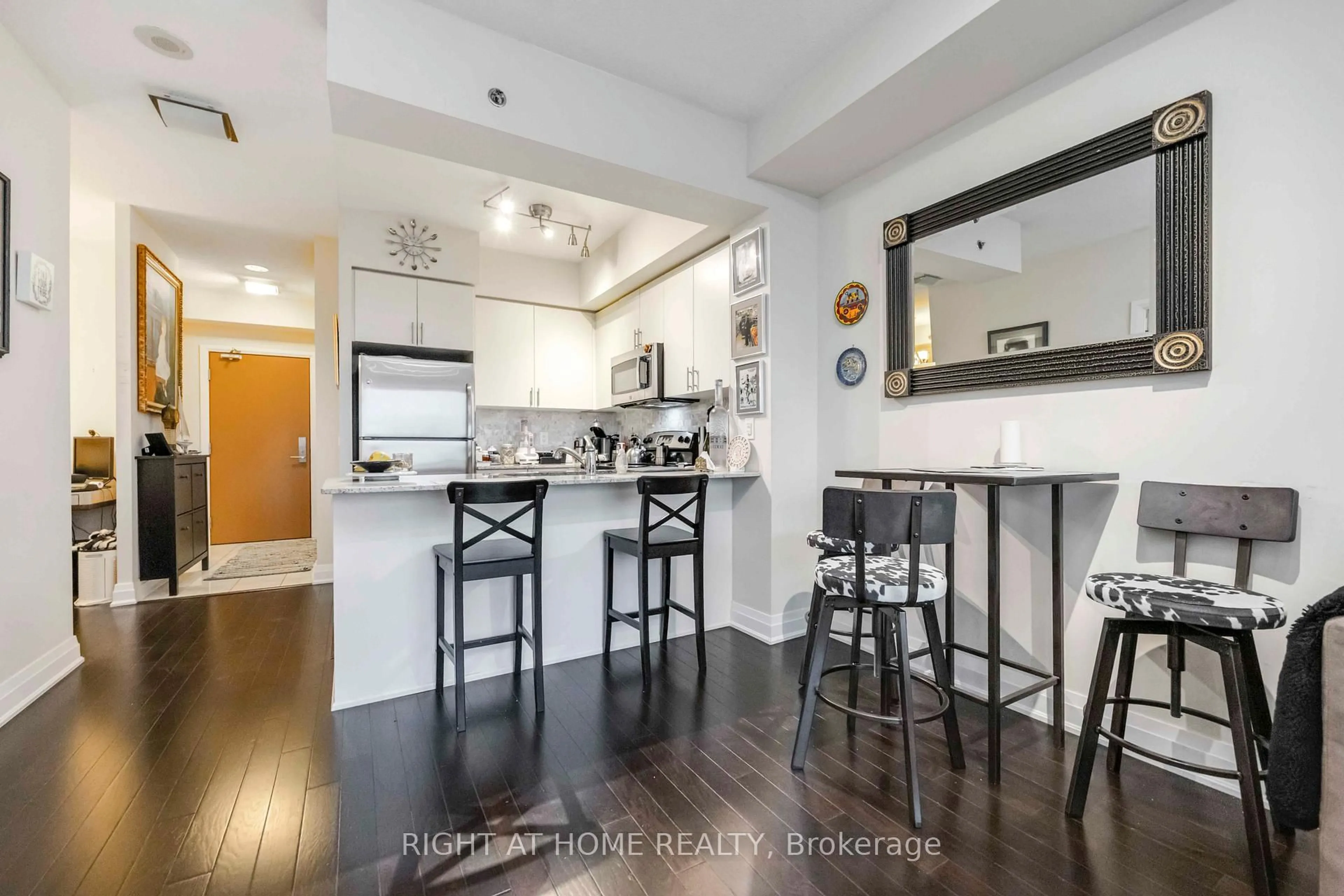 Open concept kitchen, wood/laminate floor for 520 Steeles Ave, Vaughan Ontario L4J 0H2