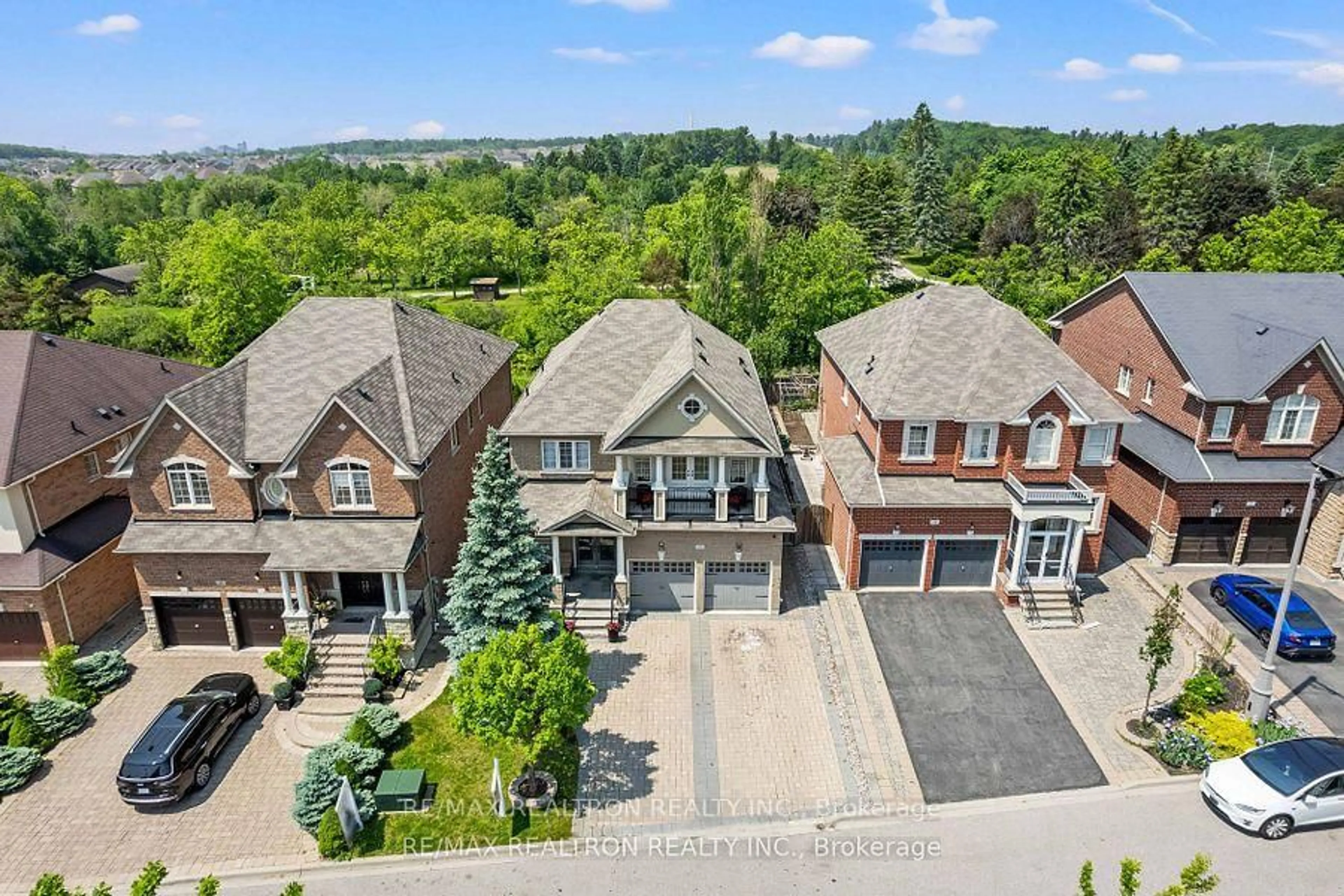 A pic from outside/outdoor area/front of a property/back of a property/a pic from drone, street for 52 Lady Angela Lane, Vaughan Ontario L6A 4S7
