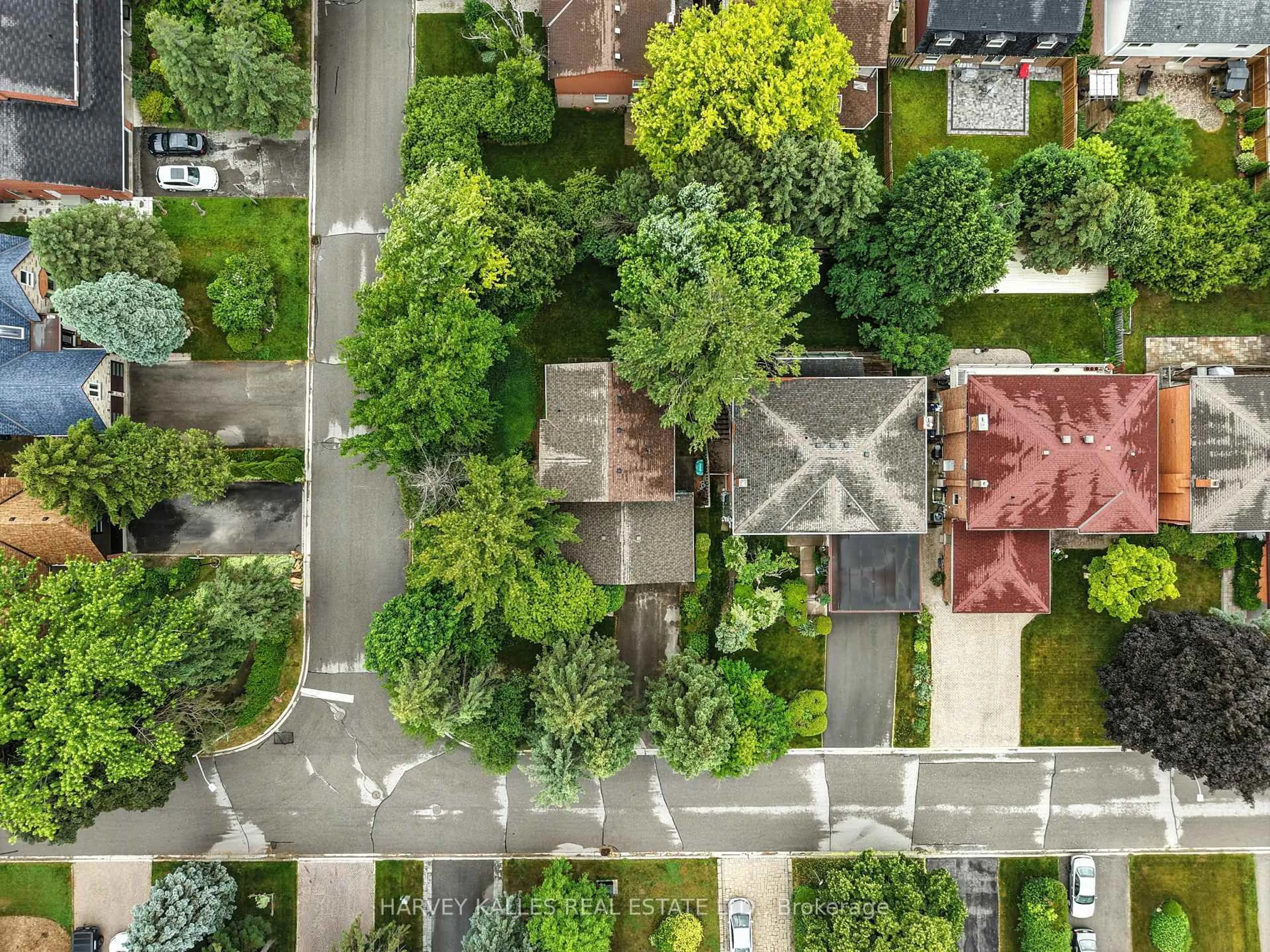 A pic from outside/outdoor area/front of a property/back of a property/a pic from drone, street for 62 Aberfeldy Cres, Markham Ontario L3T 4C4