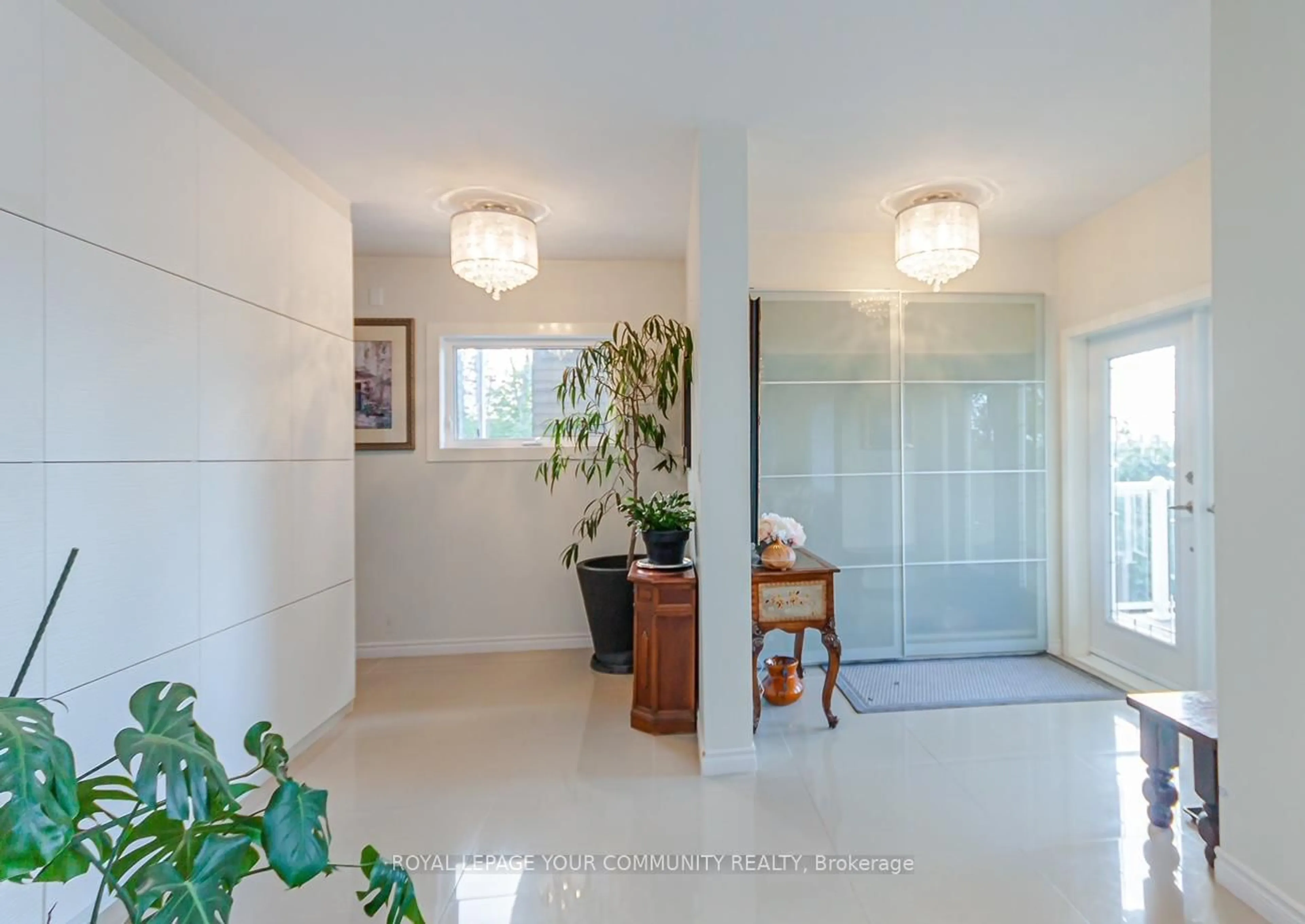 Indoor entryway for 813 Lake Dr, Georgina Ontario L0E 1L0