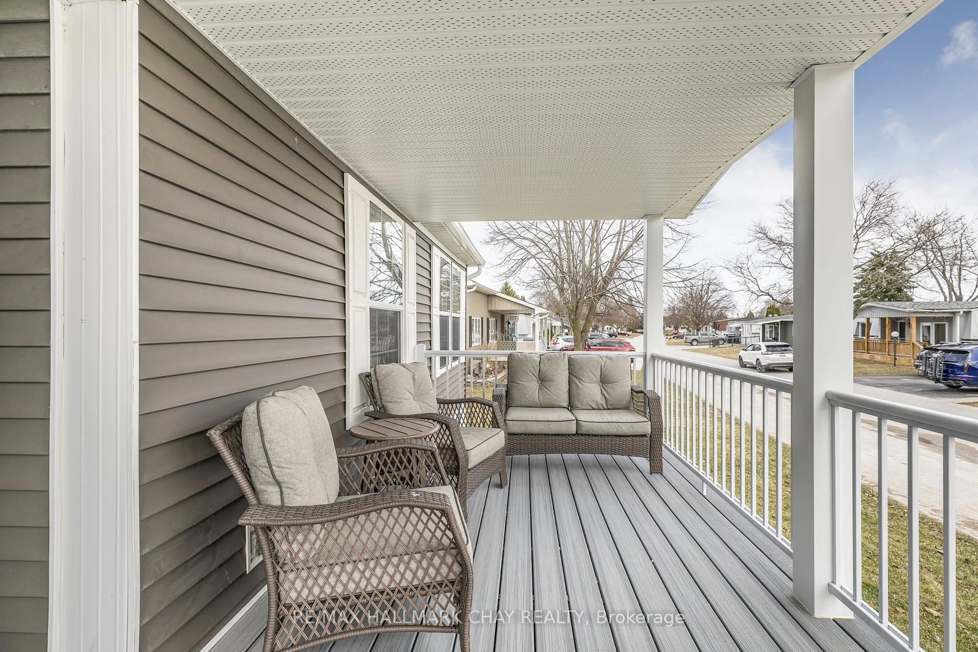 Patio, street for 16 Comforts Cove, Innisfil Ontario L9S 1S3