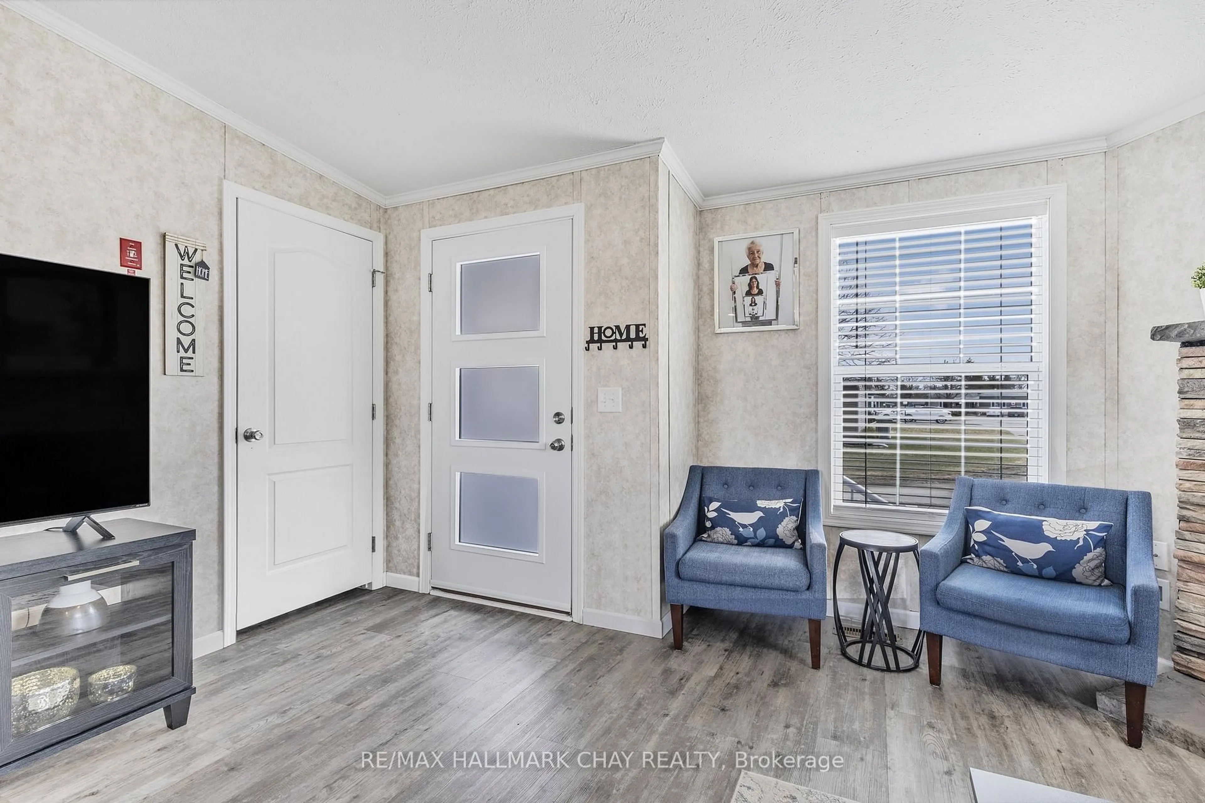 Indoor entryway for 16 Comforts Cove, Innisfil Ontario L9S 1S3